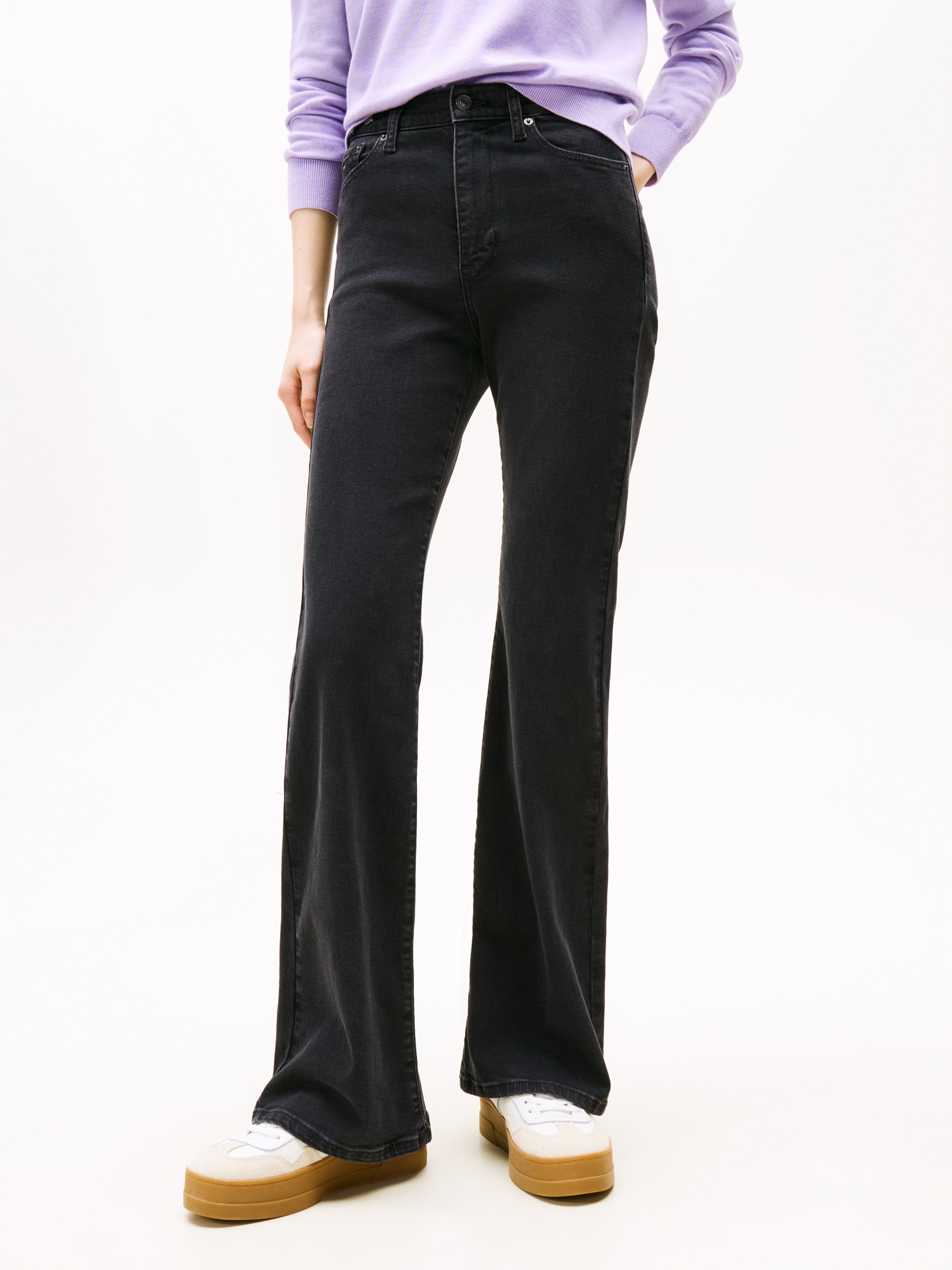 Tommy Jeans Bootcut-Jeans "SYLVIA HGH FLR", Weite Beinform und Logo Sticker günstig online kaufen