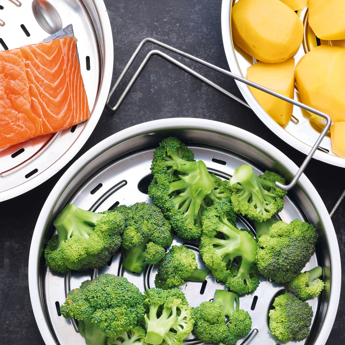 Fissler Schnellkochtopf »Vitaquick® Premium«, Edelstahl 18/10, (3 tlg., 1 Schnellkochtopf 2,5 L, 1 Metalldeckel, 1 Dünsteinsatz), Made in Germany, mit gelochtem Einsatz