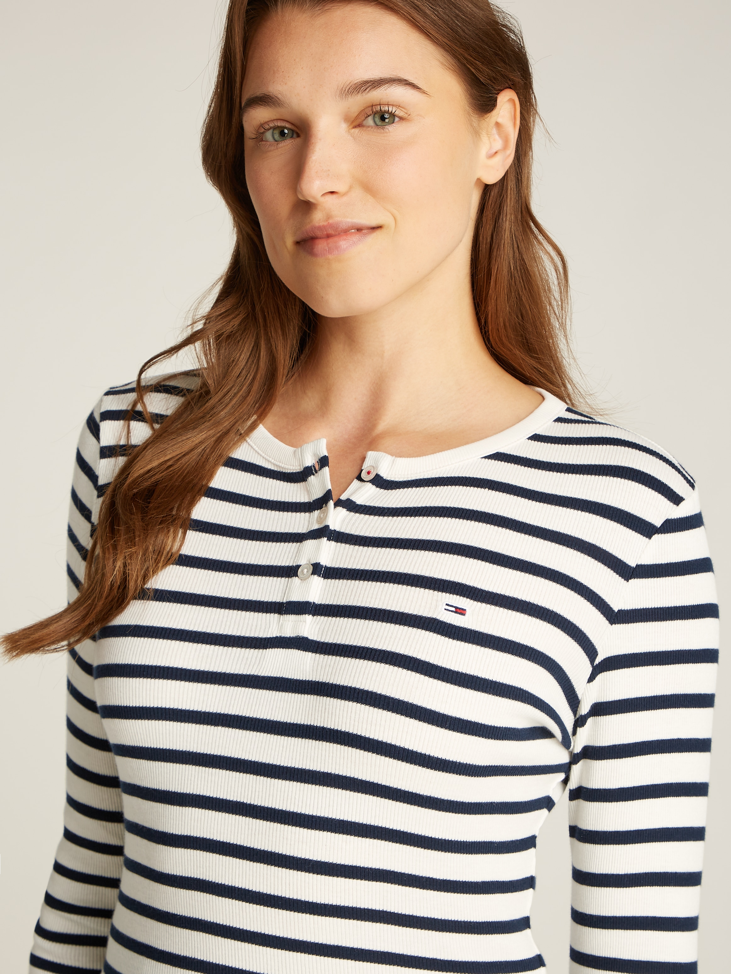 Tommy Jeans Langarmshirt »TJW SLM BUTTON RIB C-NECK LS EXT«, mit Logostickerei
