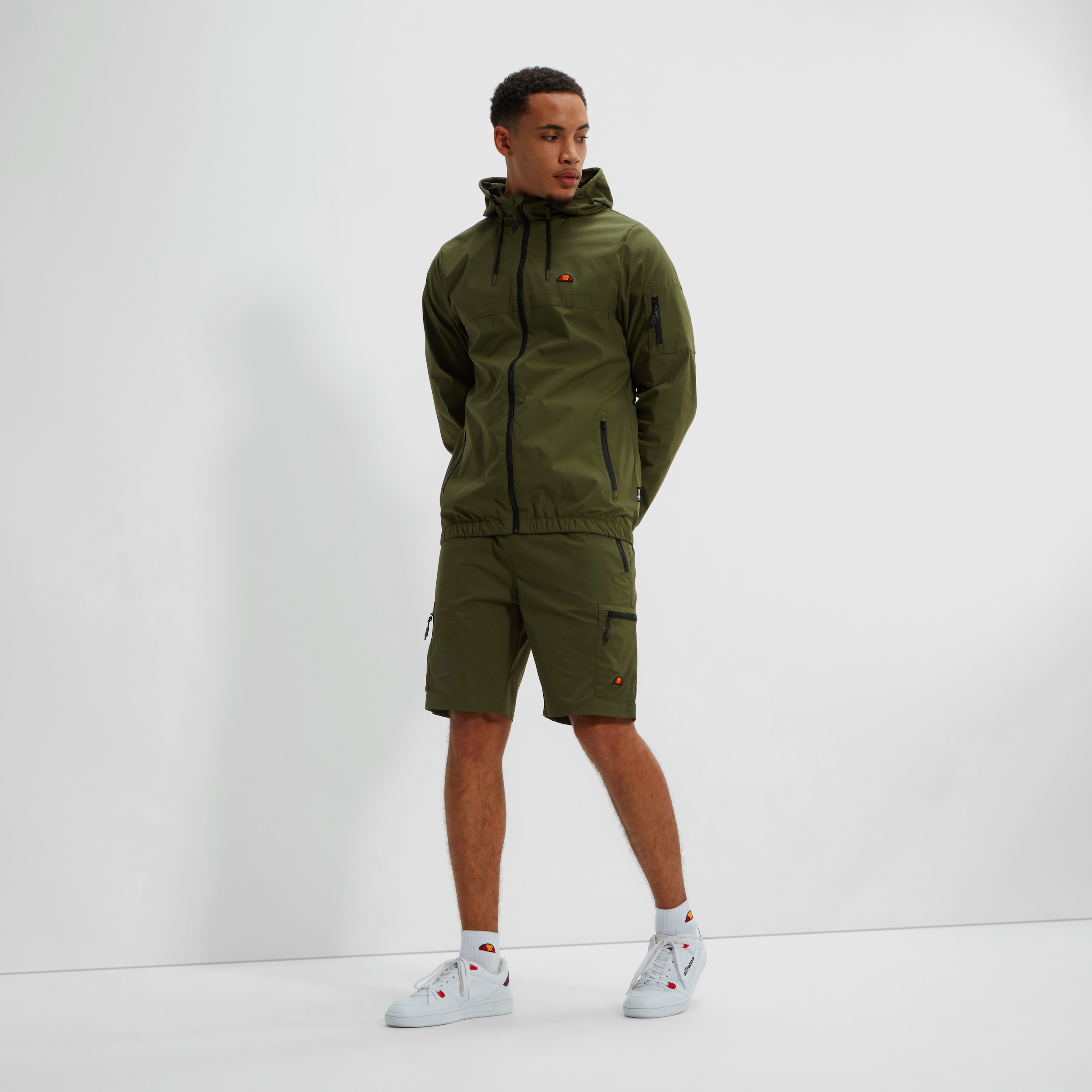 Ellesse Cargoshorts »BULLSEYE CARGO SHORT«, (1 tlg.), mit vielen Reißverschlusstaschen