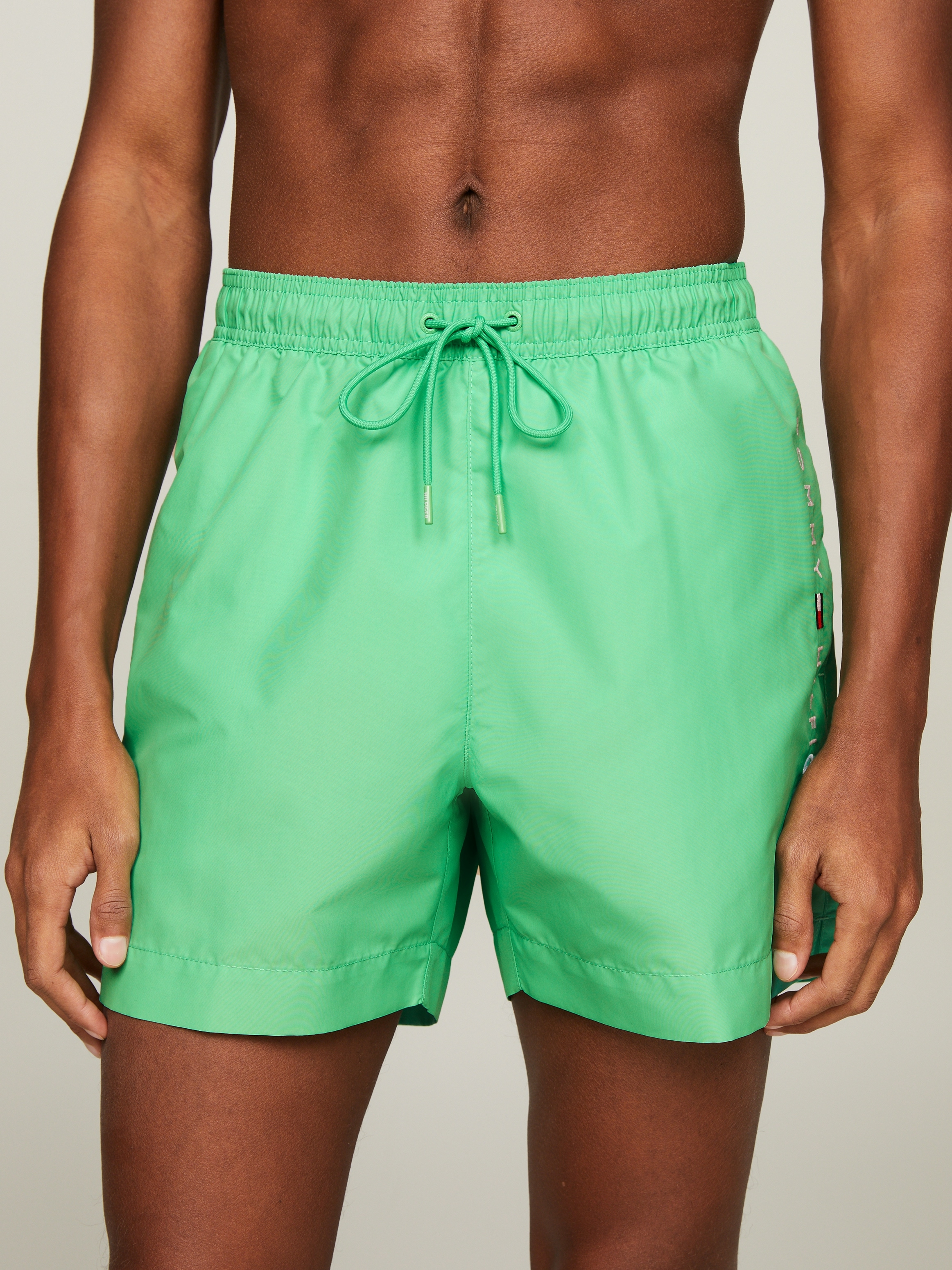 Tommy Hilfiger Swimwear Badeshorts »MEDIUM DRAWSTRING«, mit Markenlabel an der Hüfte