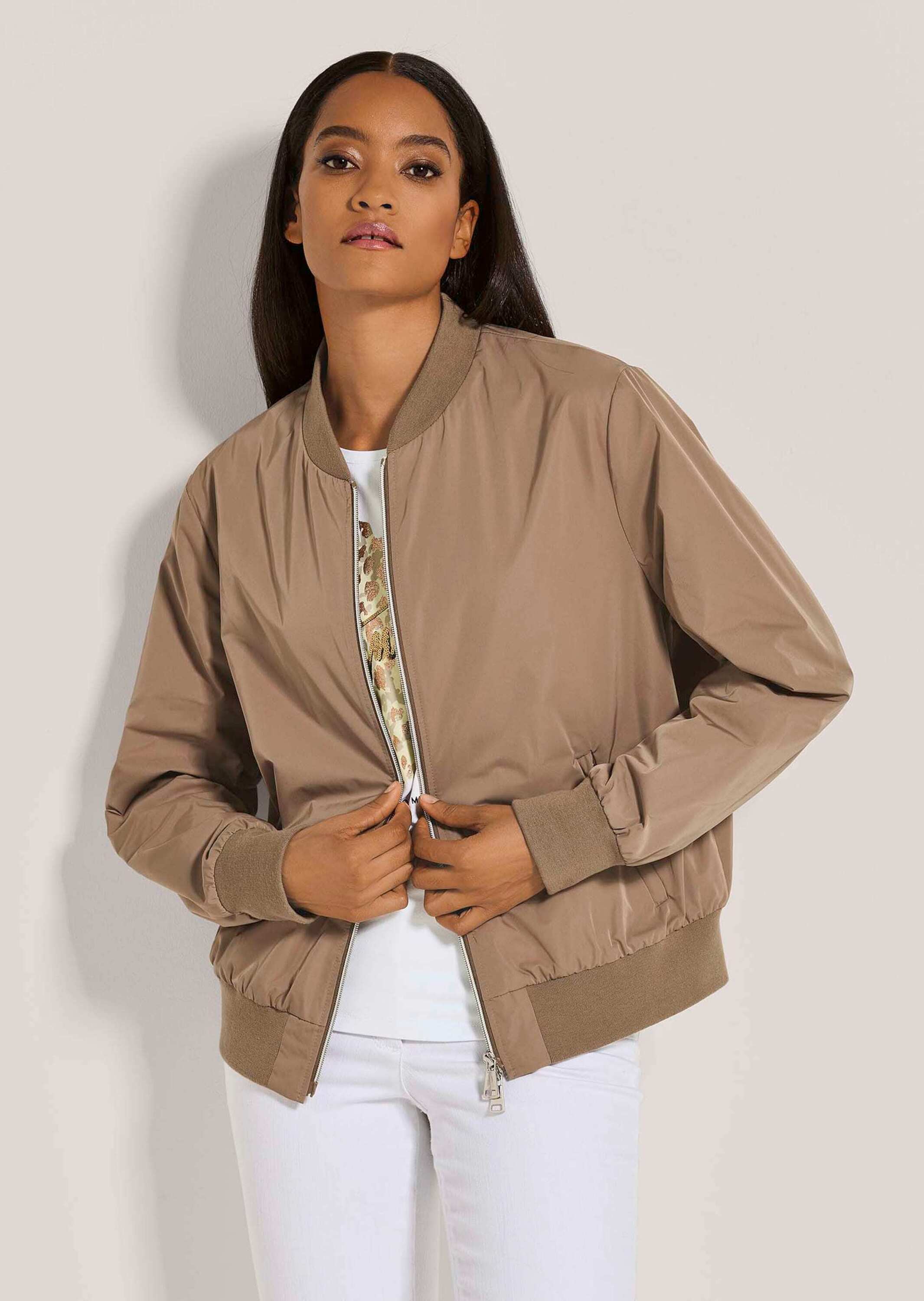 Thumbnail - MADELEINE Jackenblazer "Blousonjacke Sportiver Klassiker mit Stehkragen und langen Ärmeln" Stehkragen