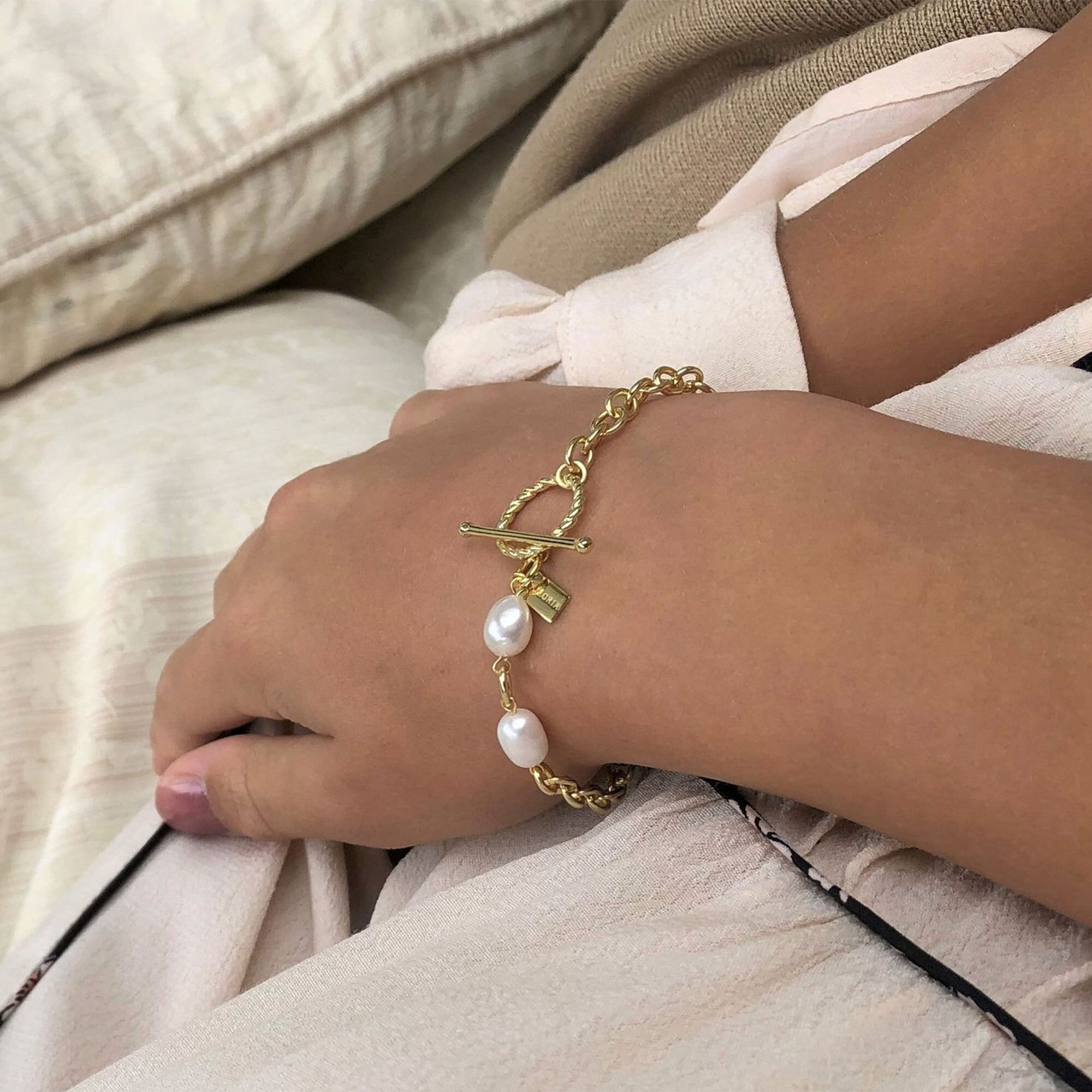 AILORIA Armband »Armband gold/weiße Perle SHOUHEI«