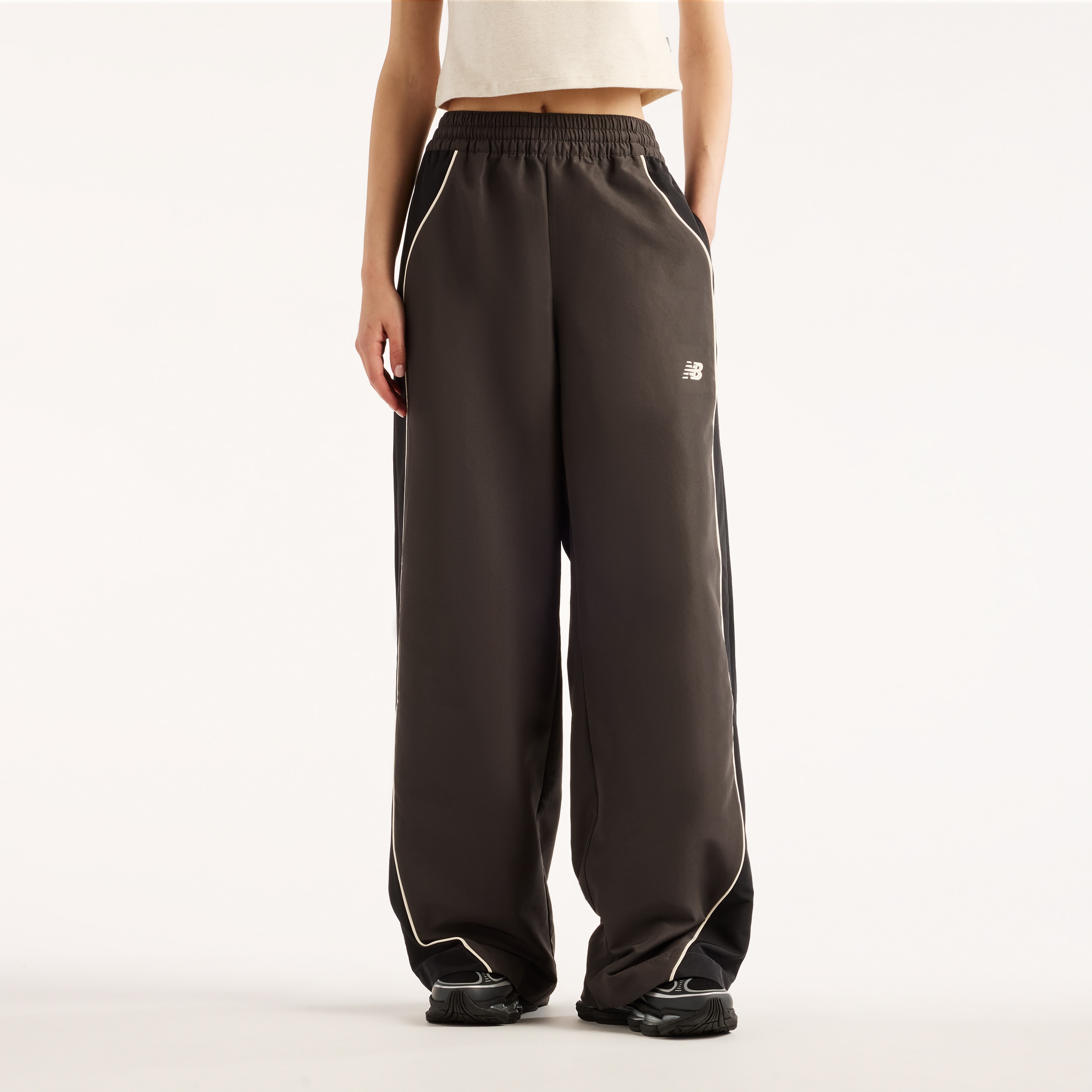 New Balance Trainingshose "TRACKSIDE WOVEN PANT" für Erwachsene, mit bequemer Passform, normal-weite Form