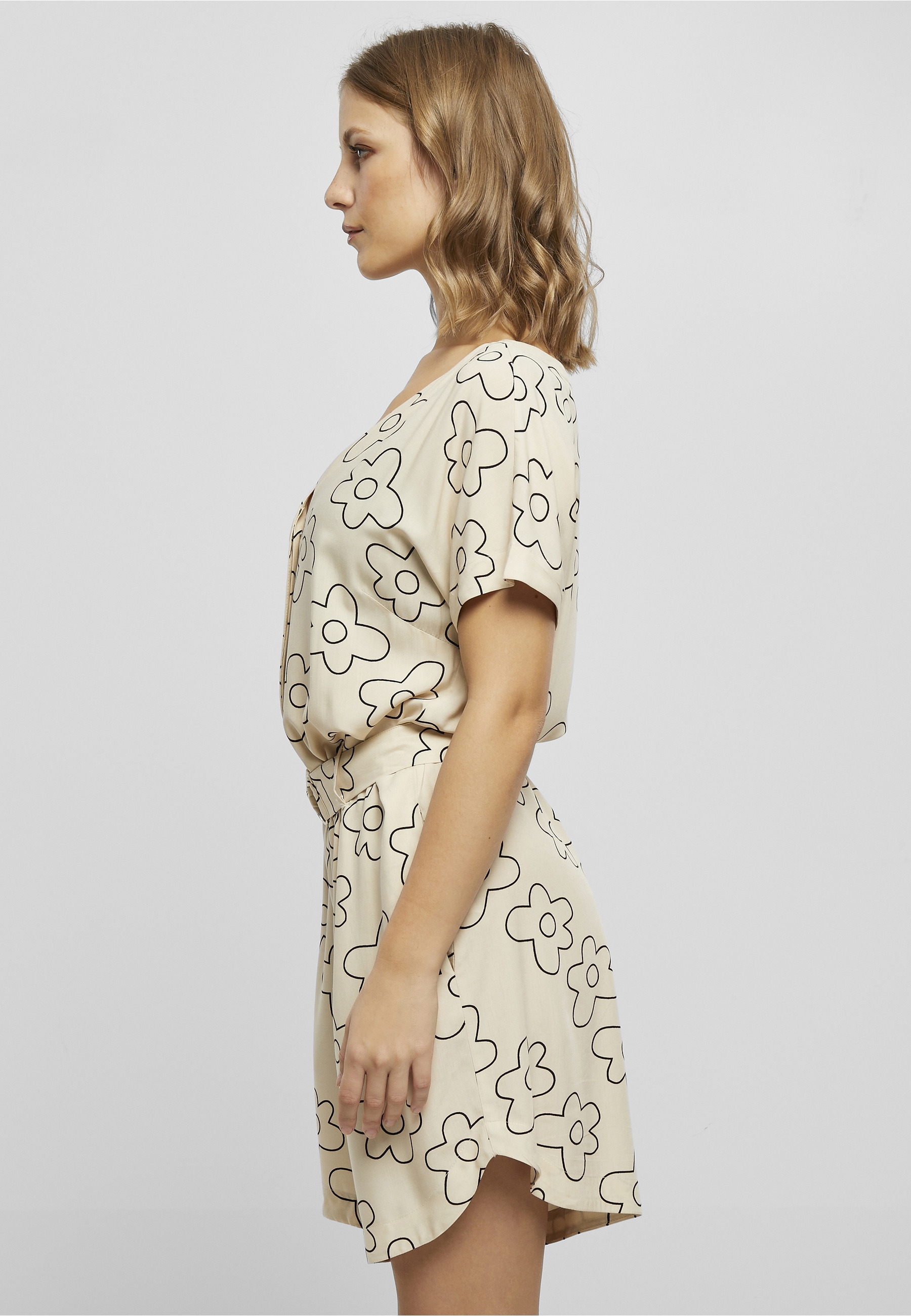URBAN CLASSICS Jumpsuit »Urban Classics Damen Ladies Short Viscose Belt Jumpsuit« 1 Stk.