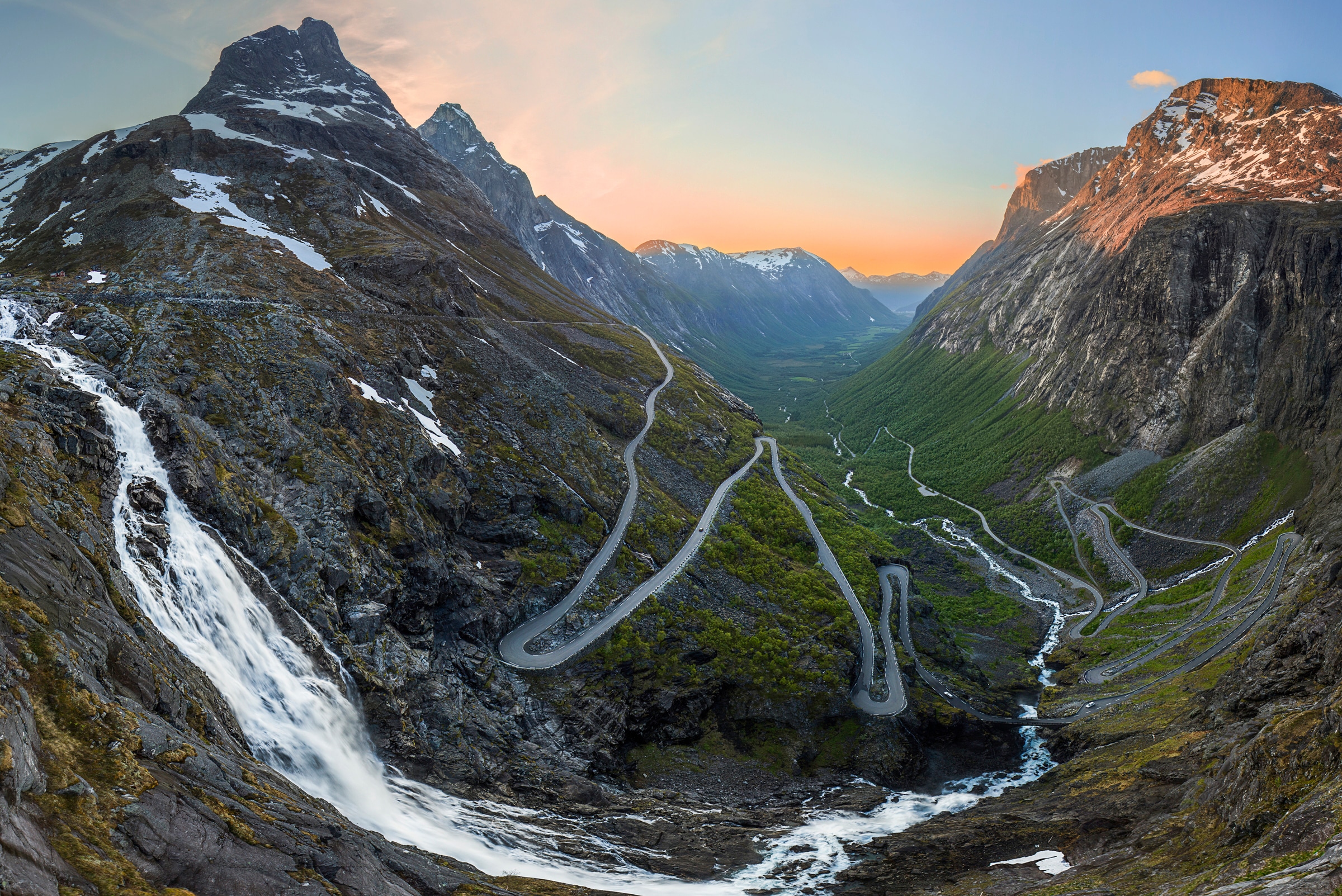 Papermoon Fototapete "Photo-Art CHRISTER OLSEN, TROLLSTIGEN"