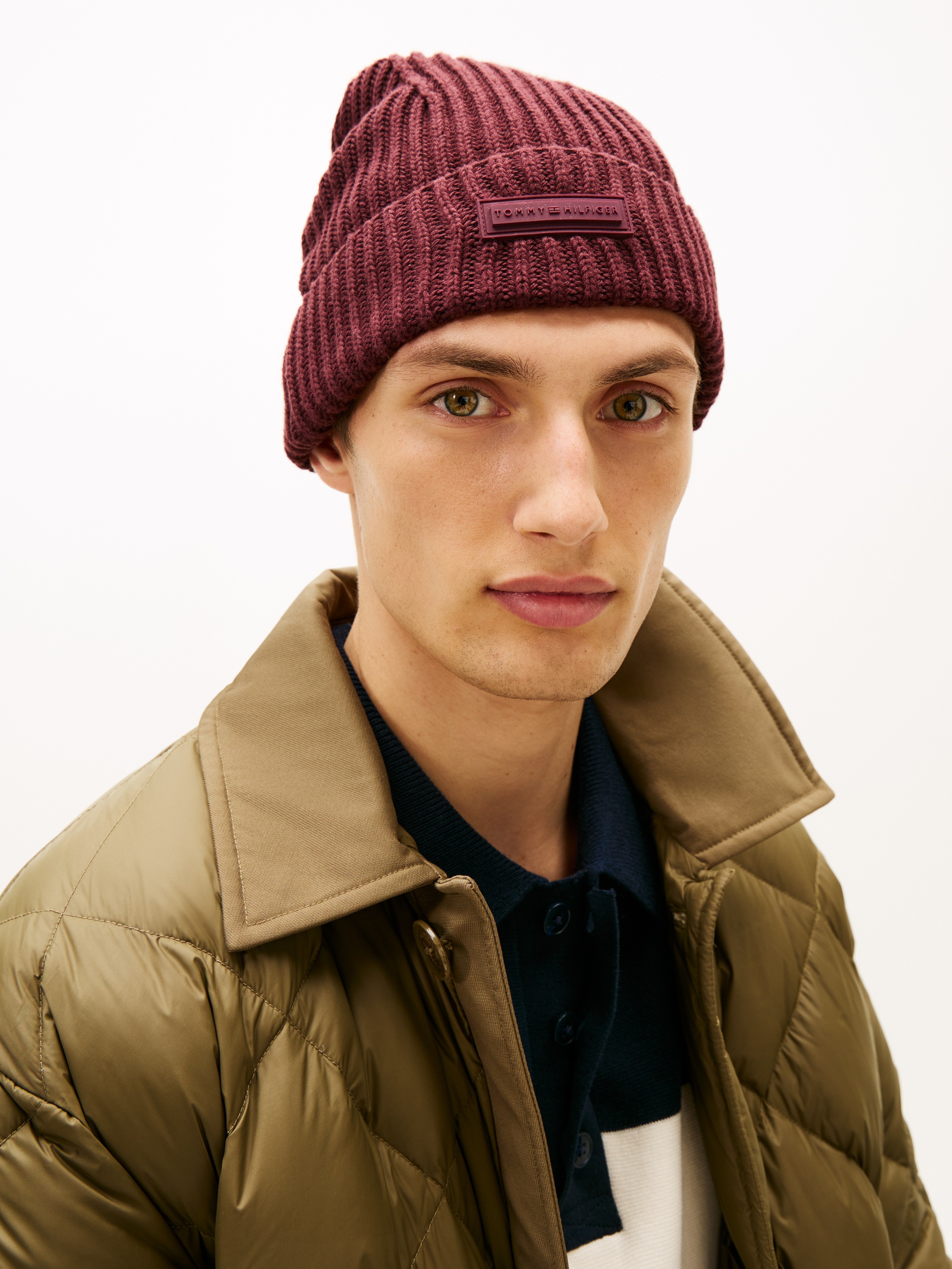 Tommy Hilfiger Beanie "TH FOUNDATION" Strick, mit gummiertem Logo und Wolle günstig online kaufen