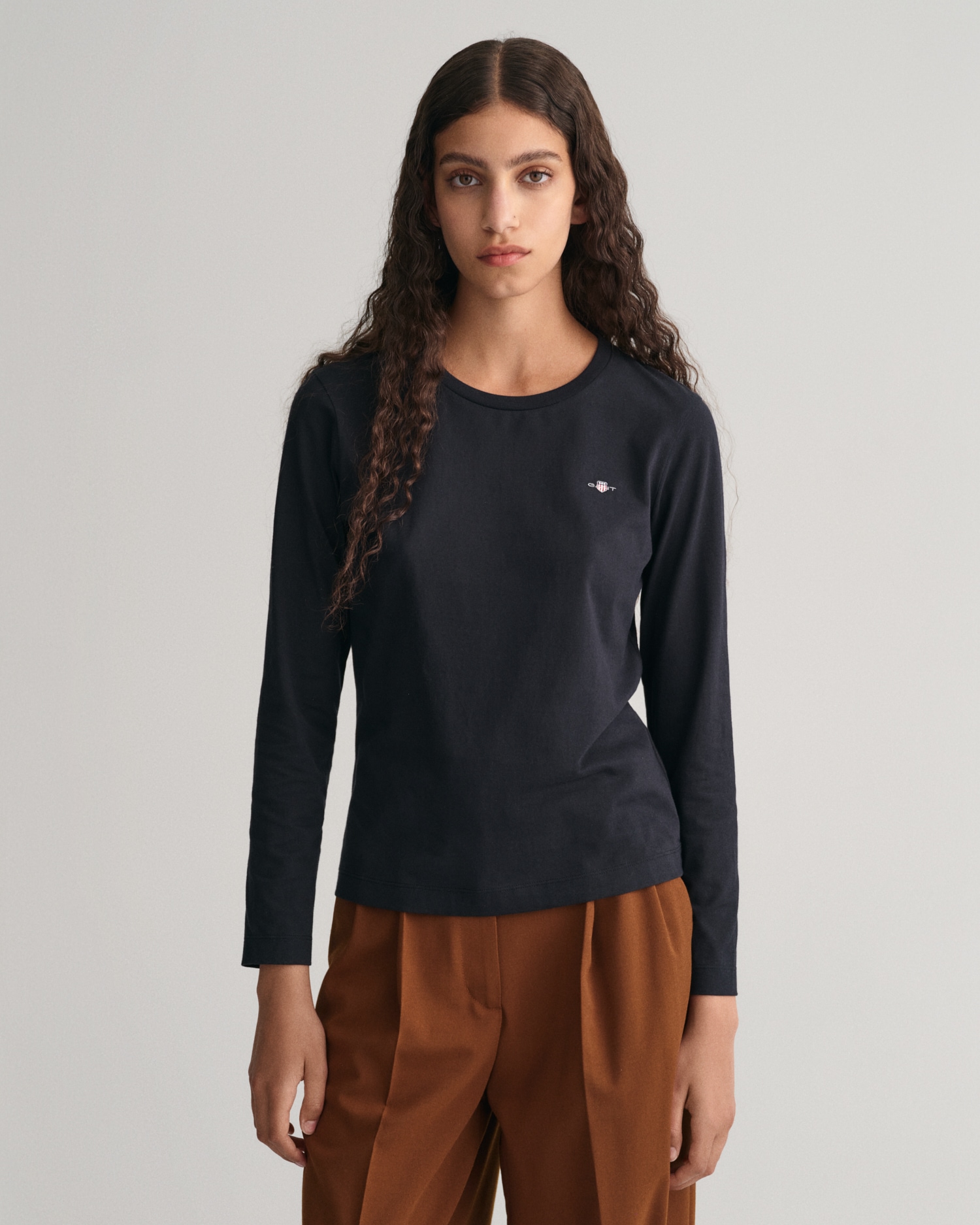 Gant Langarmshirt "REG SHIELD LS T-SHIRT", kleine Logostickerei auf der Bru günstig online kaufen