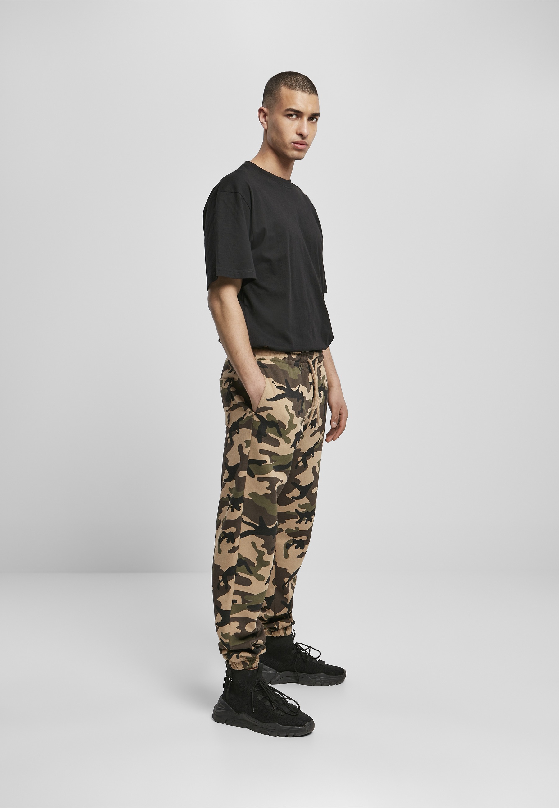 URBAN CLASSICS Stoffhose »Urban Classics Herren Basic Camo Sweatpants 2.0«
