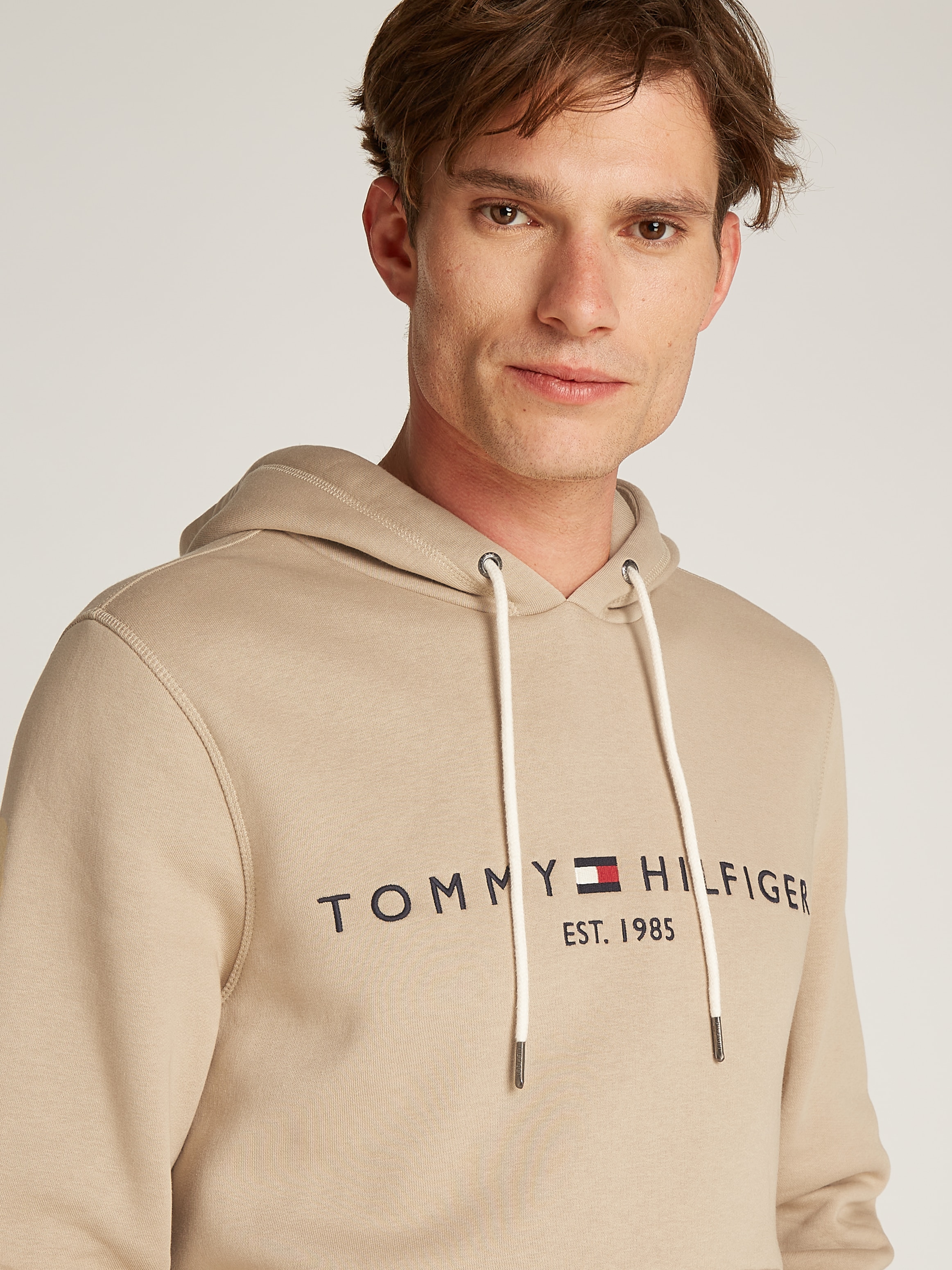 Tommy Hilfiger Kapuzensweatshirt »TOMMY LOGO HOODY«, mit Kapuze und Kängurutasche