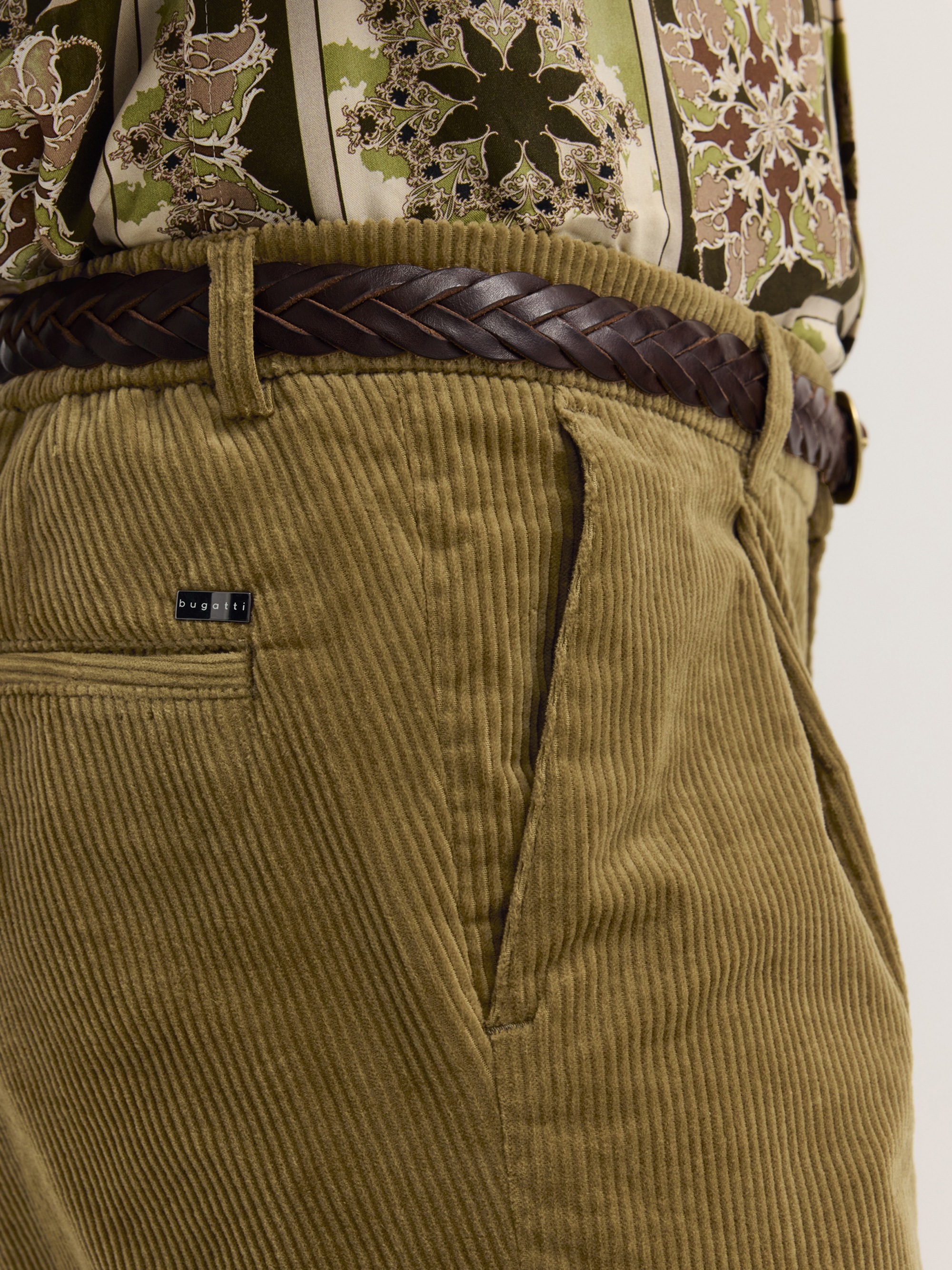 bugatti Bundfaltenhose »Cord«  Loose Fit Cord Stretch Italienischer Stoff