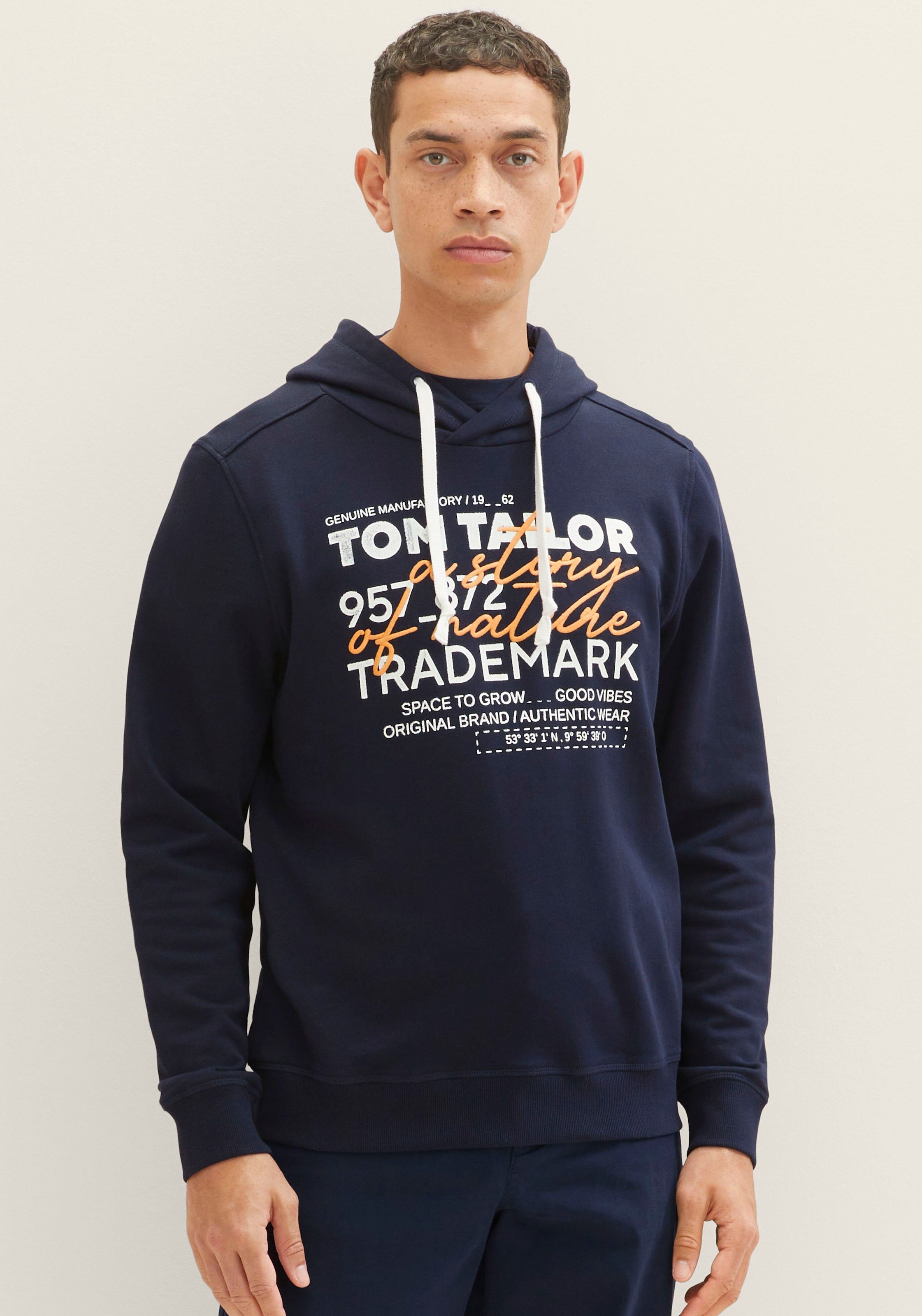 TOM TAILOR Kapuzensweatshirt, mit lässigem Frontprint + Stickerei