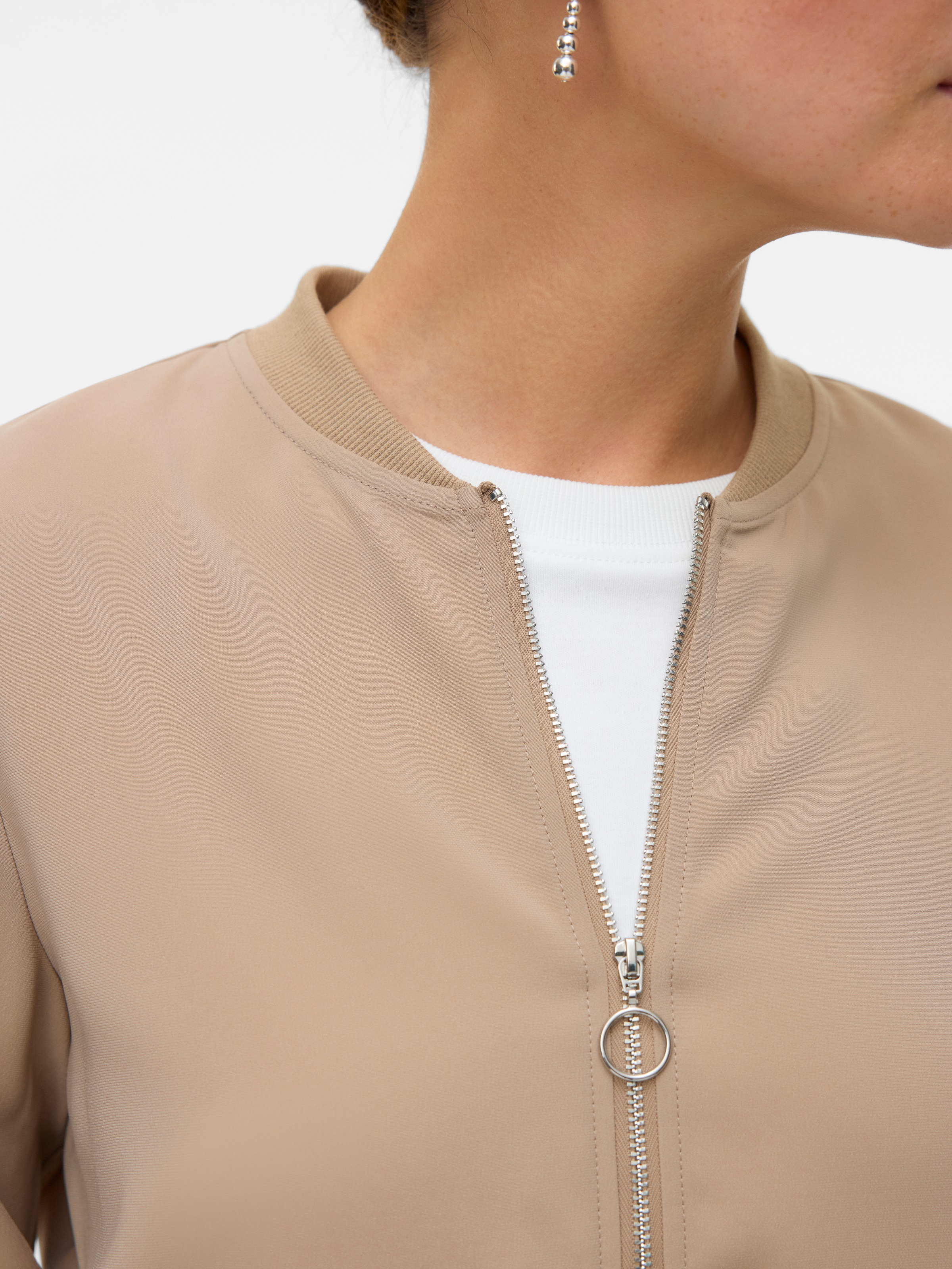 Thumbnail - Vero Moda Bomberjacke "VMCOCO L/S BOMBER NOOS" in modisch kurzer Form, mit Stretch