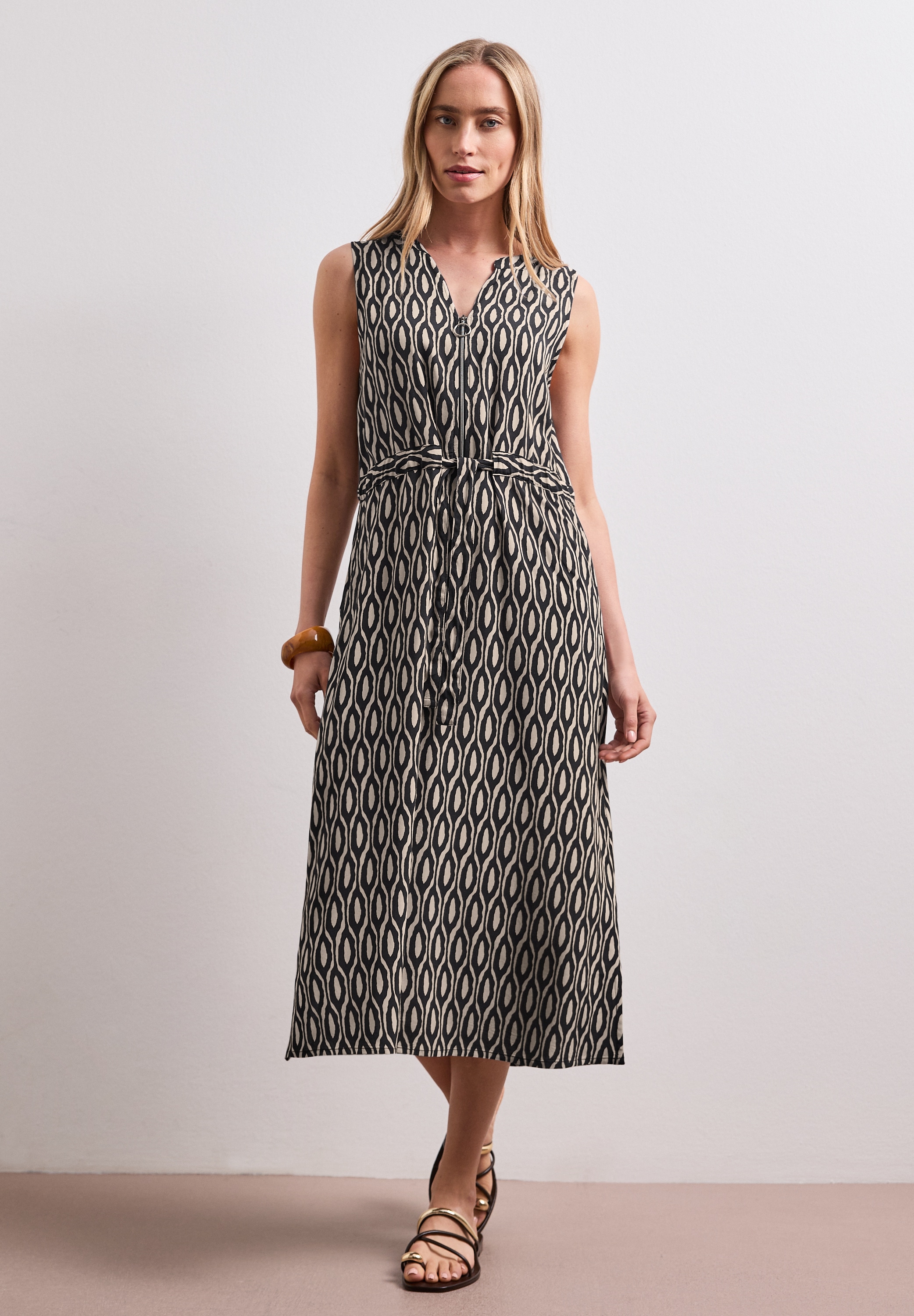 STREET ONE Eingrifftaschen Sommerkleid mit grafischem Muster/Split Neck mit Zipperdetail
