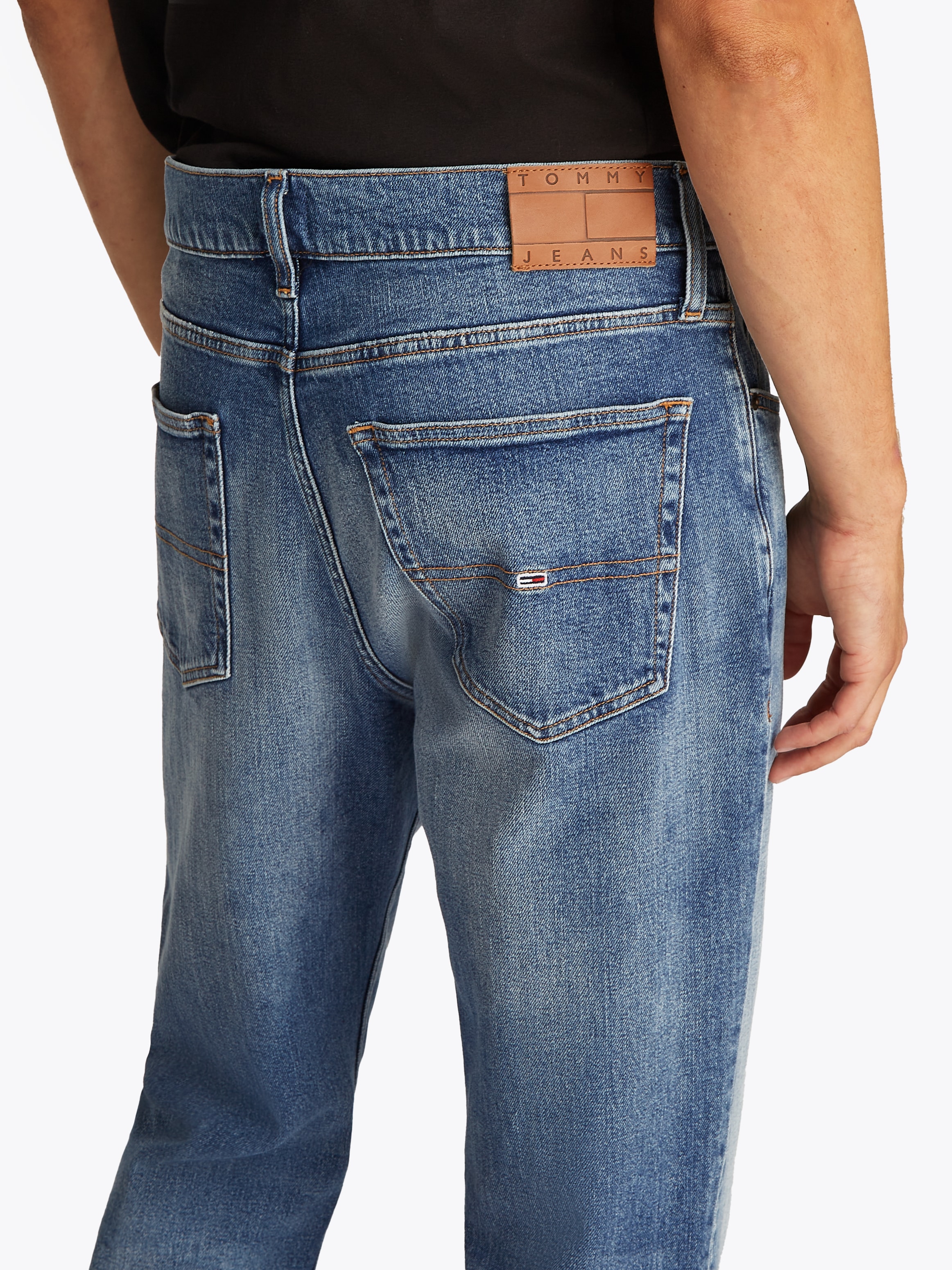 Tommy Jeans Regular-fit-Jeans »RYAN RGLR STRGHT«, mit Logoprägung