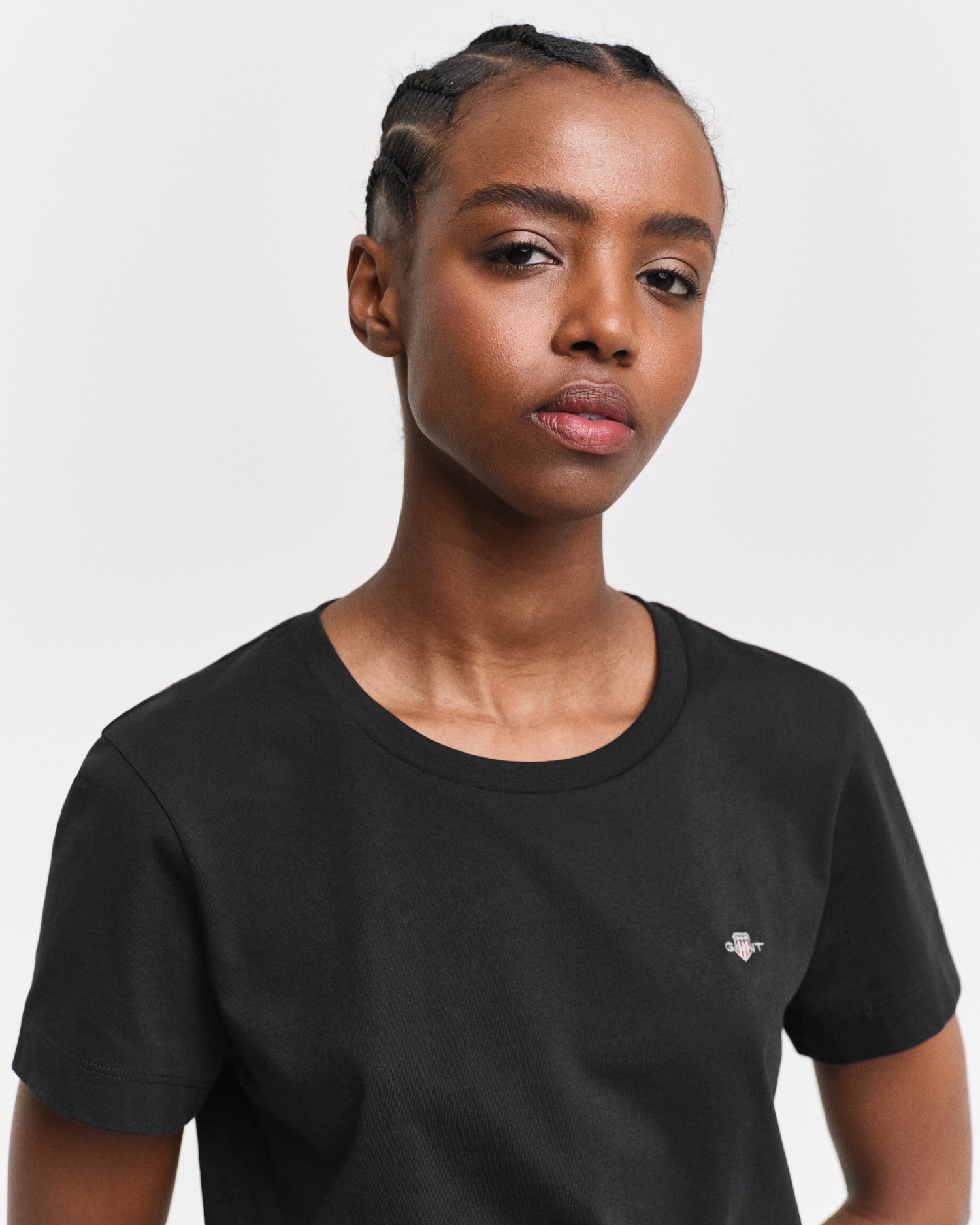 Gant T-Shirt »REG SHIELD KA T-SHIRT«, mit einer kleinen aufgestickten Wappen-Grafik auf der Brust