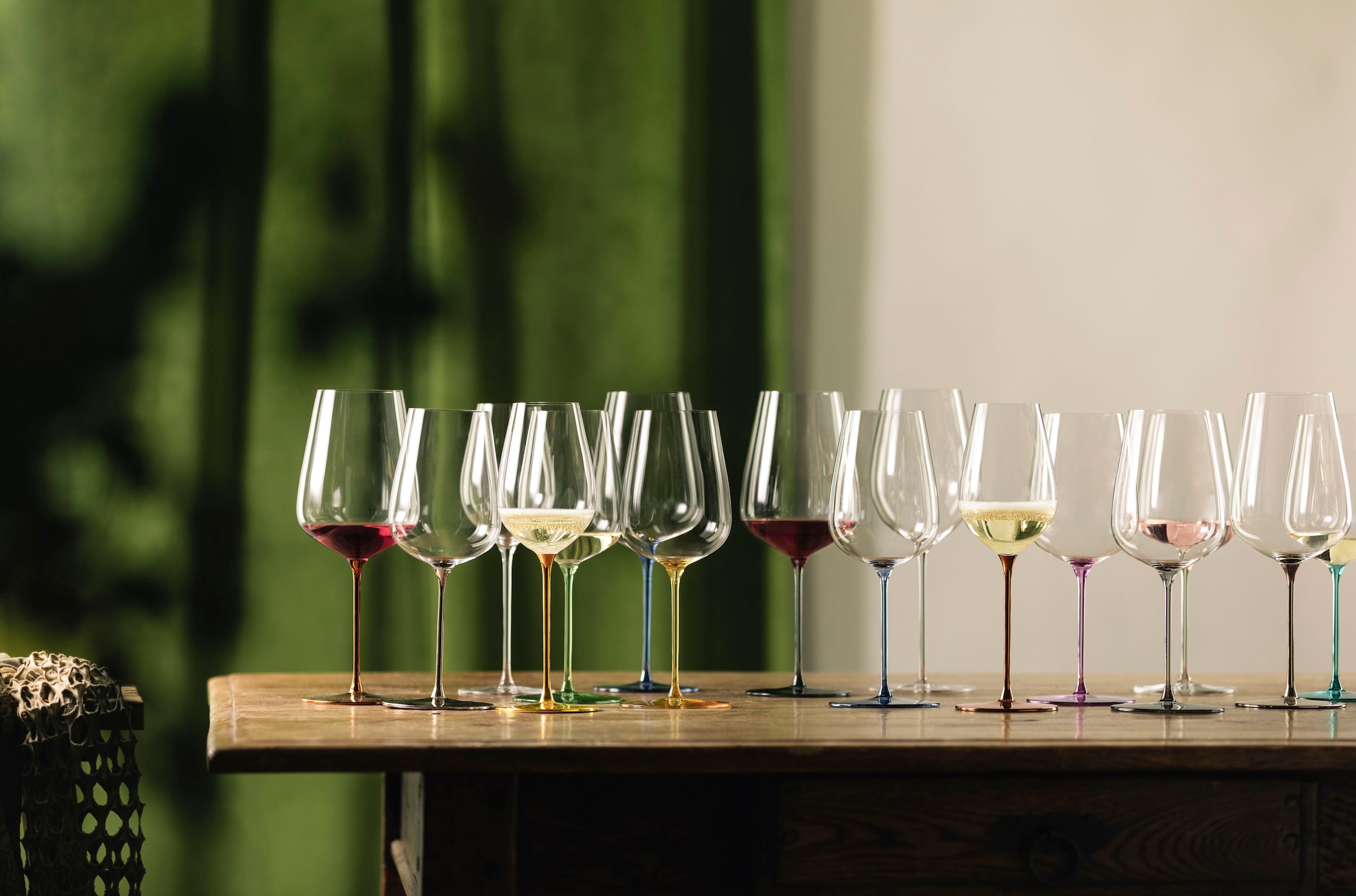 Eisch Weinglas »INSPIRE SENSISPLUS, Made in Germany«, (Set, 2 tlg., 2 Gläser im Geschenkkarton), Veredelung der farbigen Stiele in Handarbeit, 2-teilig