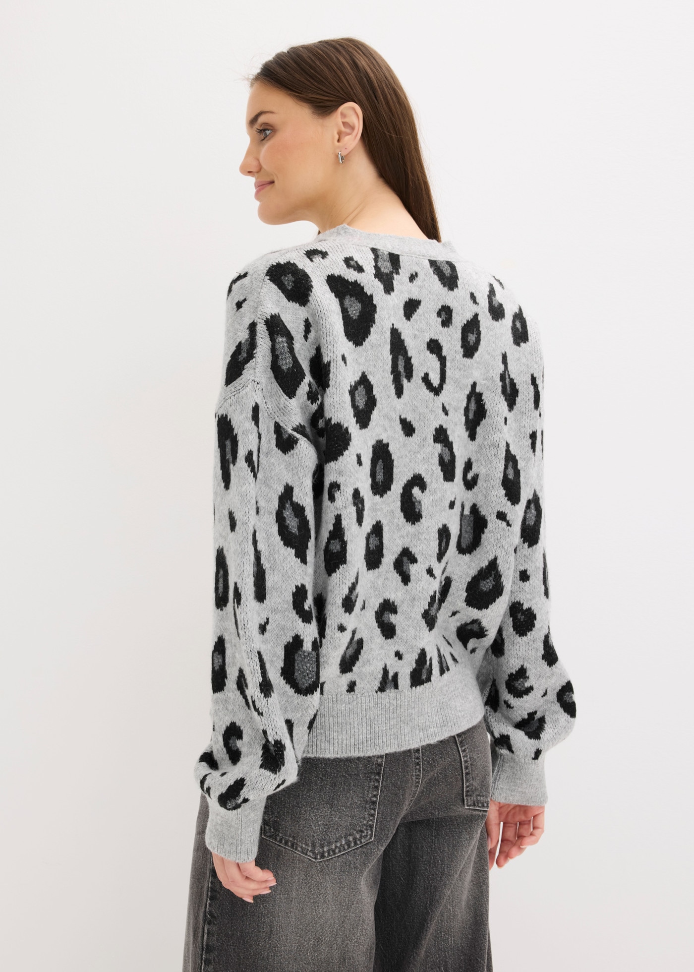 bonprix Strickjacke mit Leo-Design, Oversize-Passform, femininer Stil