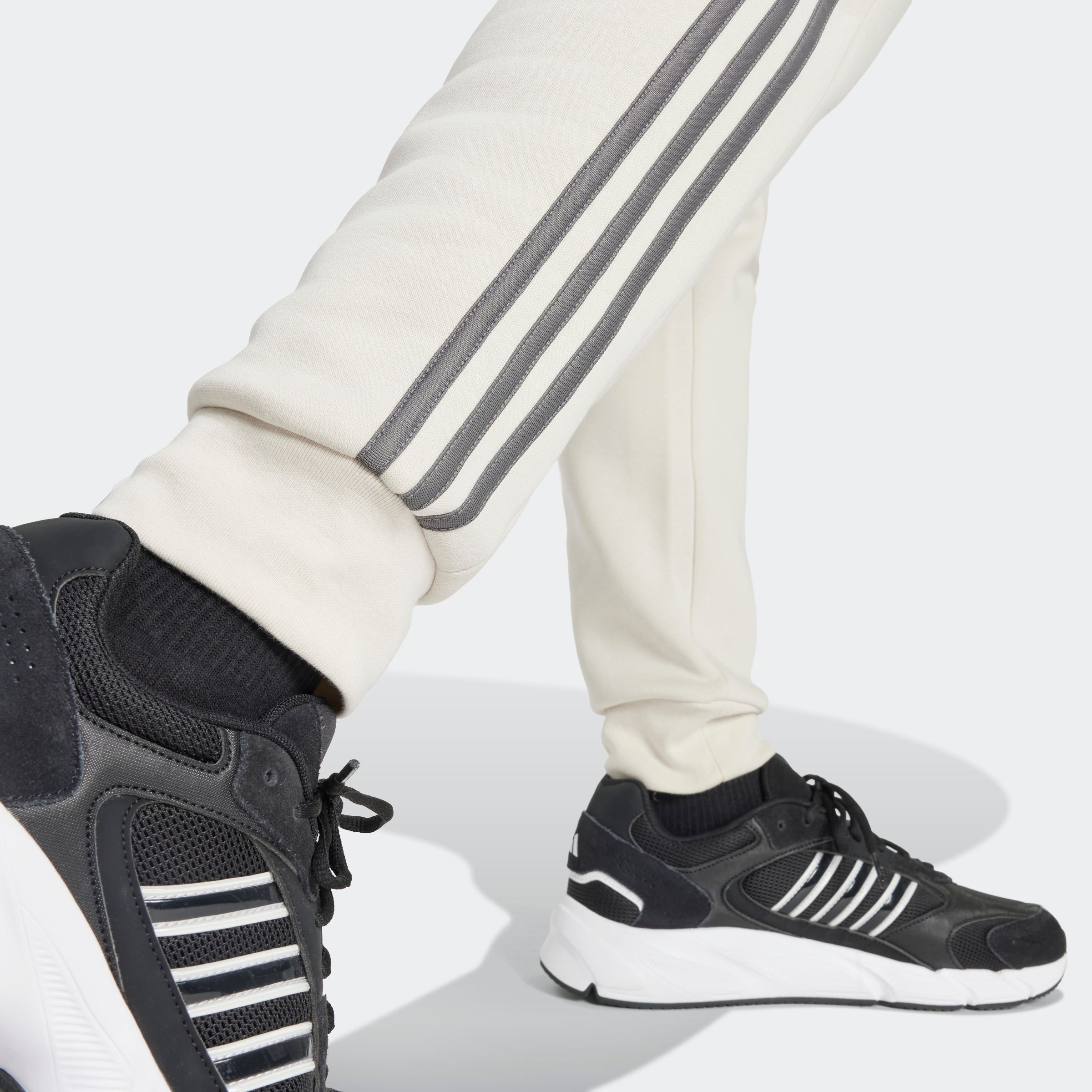 adidas Sportswear Sporthose »ESSENTIALS 3STREIFEN TAPERED CUFF HOSE«, (1 tlg.), Jogginghose aus Baumwollmix