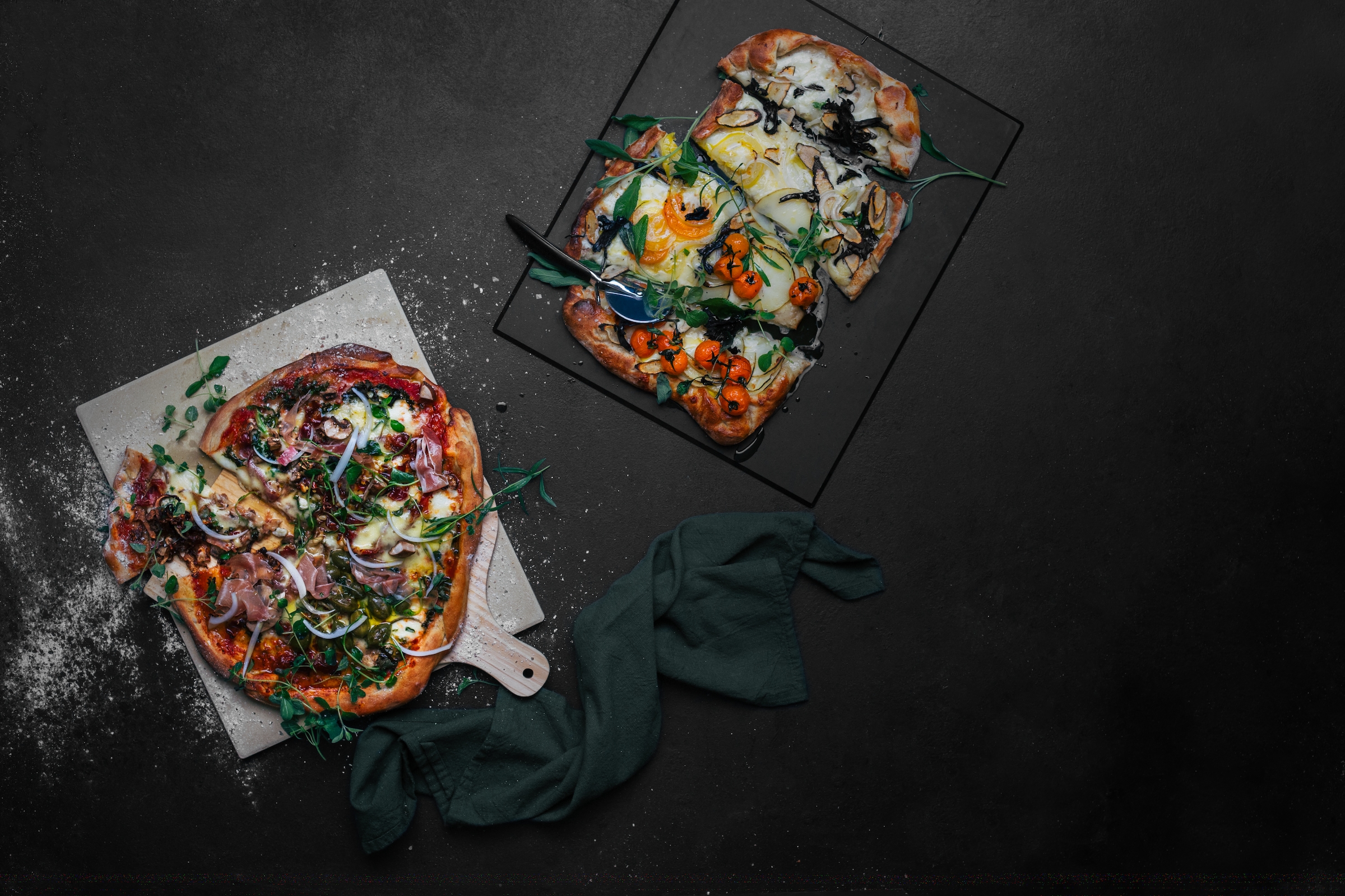 AEG Pizzastein »A9OZPS1« Schamottstein Set, Pizza Set bestehend aus Pizza Stein, Holzbrett, Schneidewerkzeug, 3 Stk. tlg.