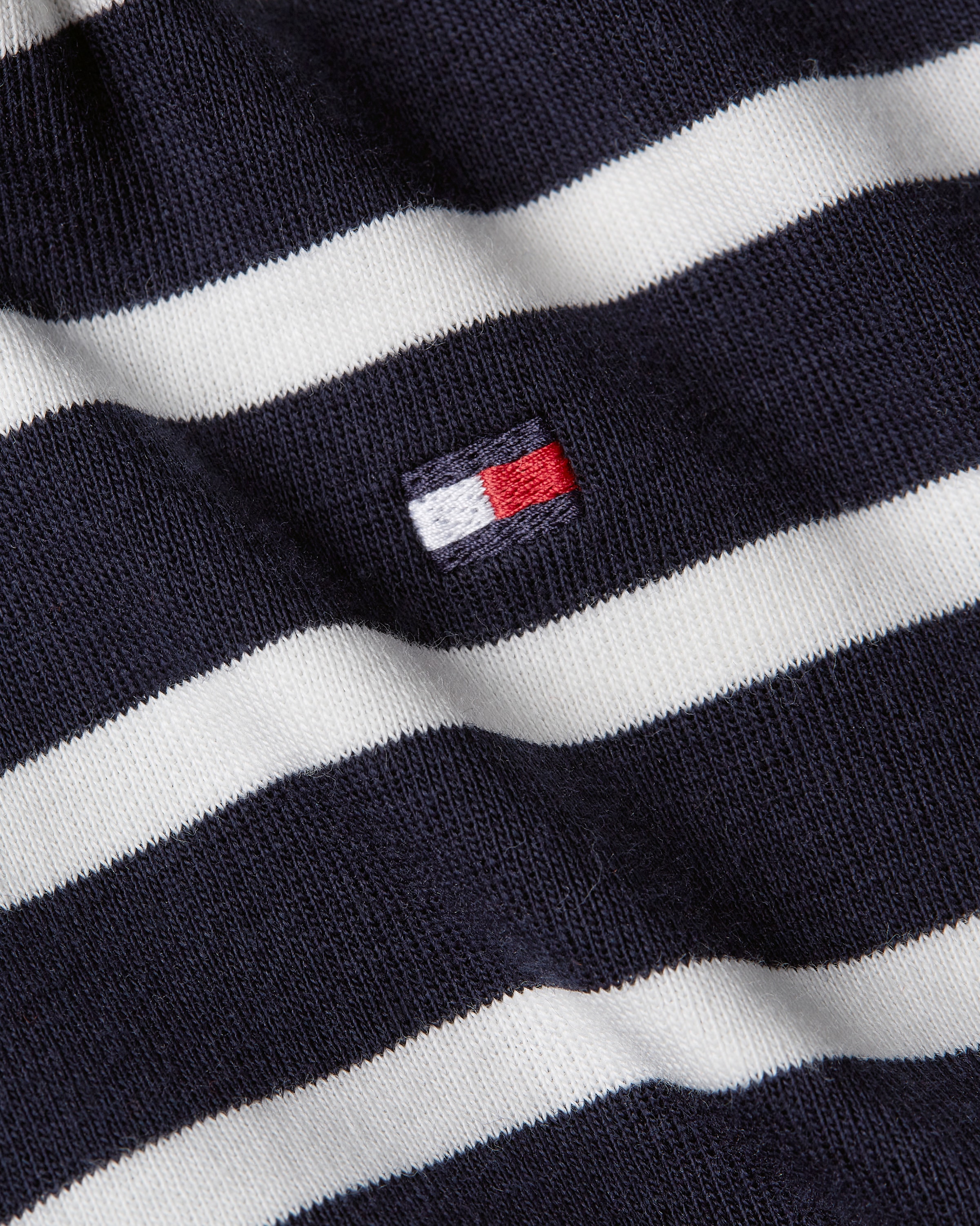 Tommy Hilfiger T-Shirt »SLIM CODY V-NK SS«, mit Logostickerei
