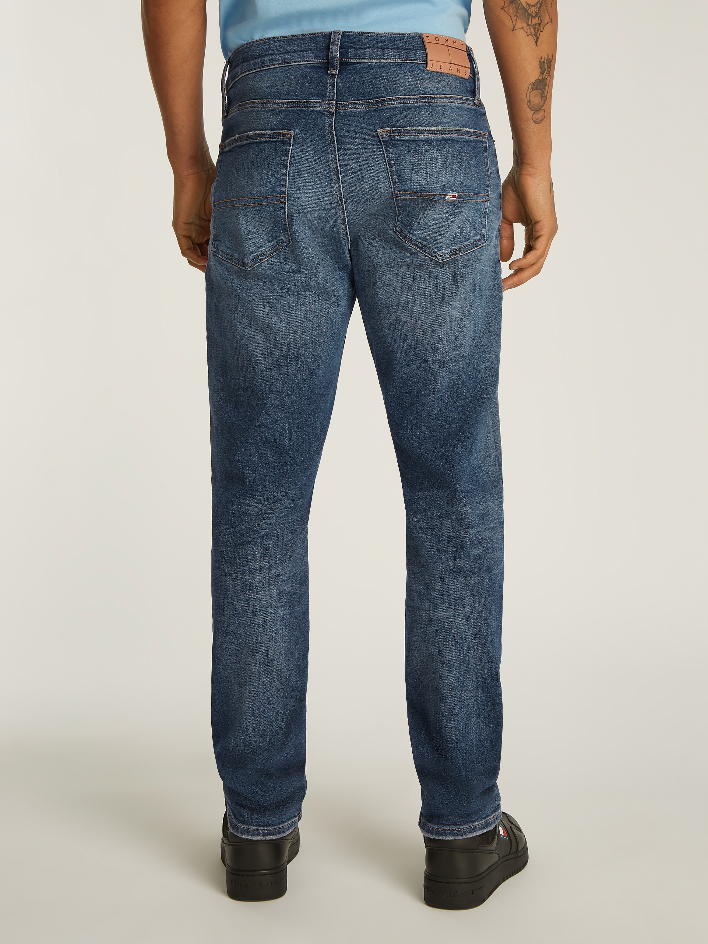 Tommy Jeans Regular-fit-Jeans »RYAN RGLR STRGHT«, mit Logoprägung