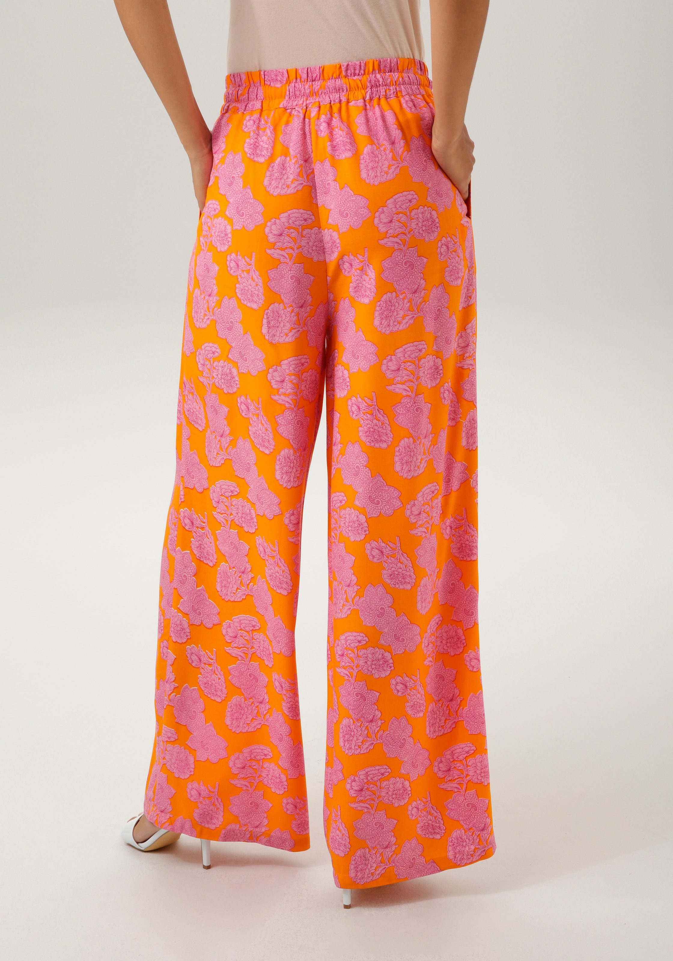 Aniston CASUAL Schlupfhose, mit trendfarbenem Blumendruck- jedes Teil ein Unikat