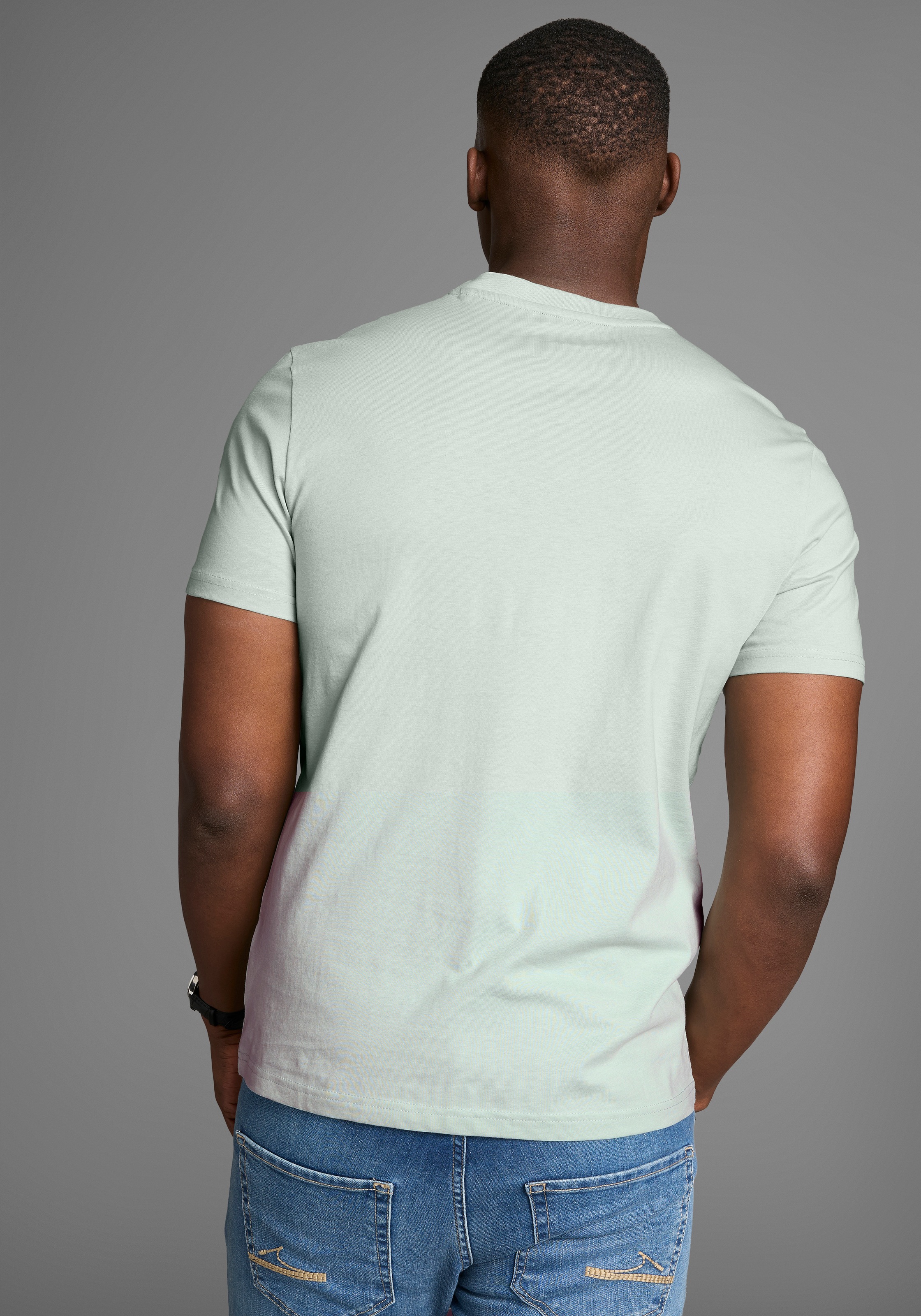 DELMAO T-Shirt mit dezentem Logo-Schriftzug im Club-Design günstig online kaufen