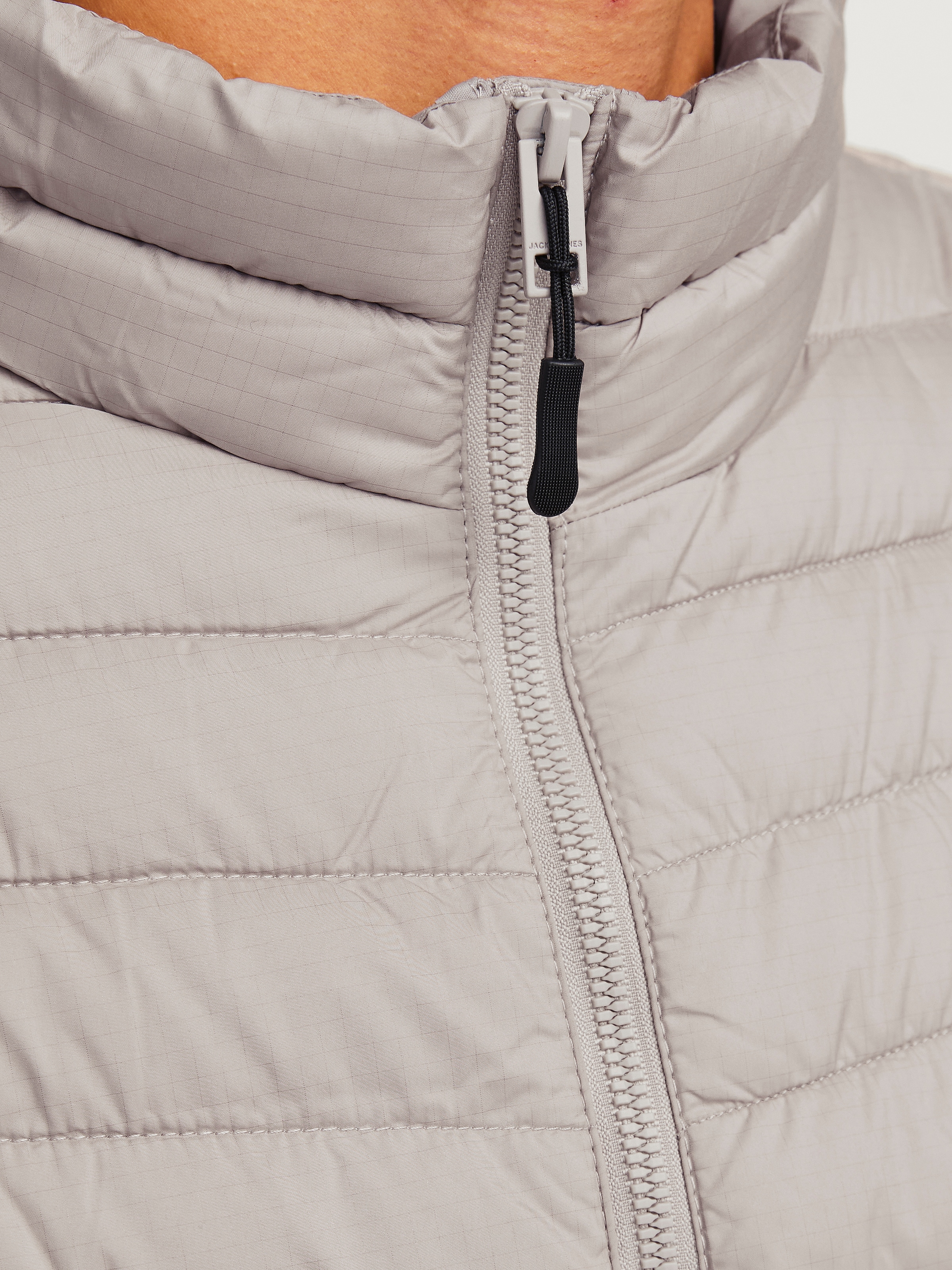 Jack & Jones Steppweste »JJESTATE  Praktische Weste mit Beutel, ideal für unterwegs« unifarben, modisch, regular fit, Polyester