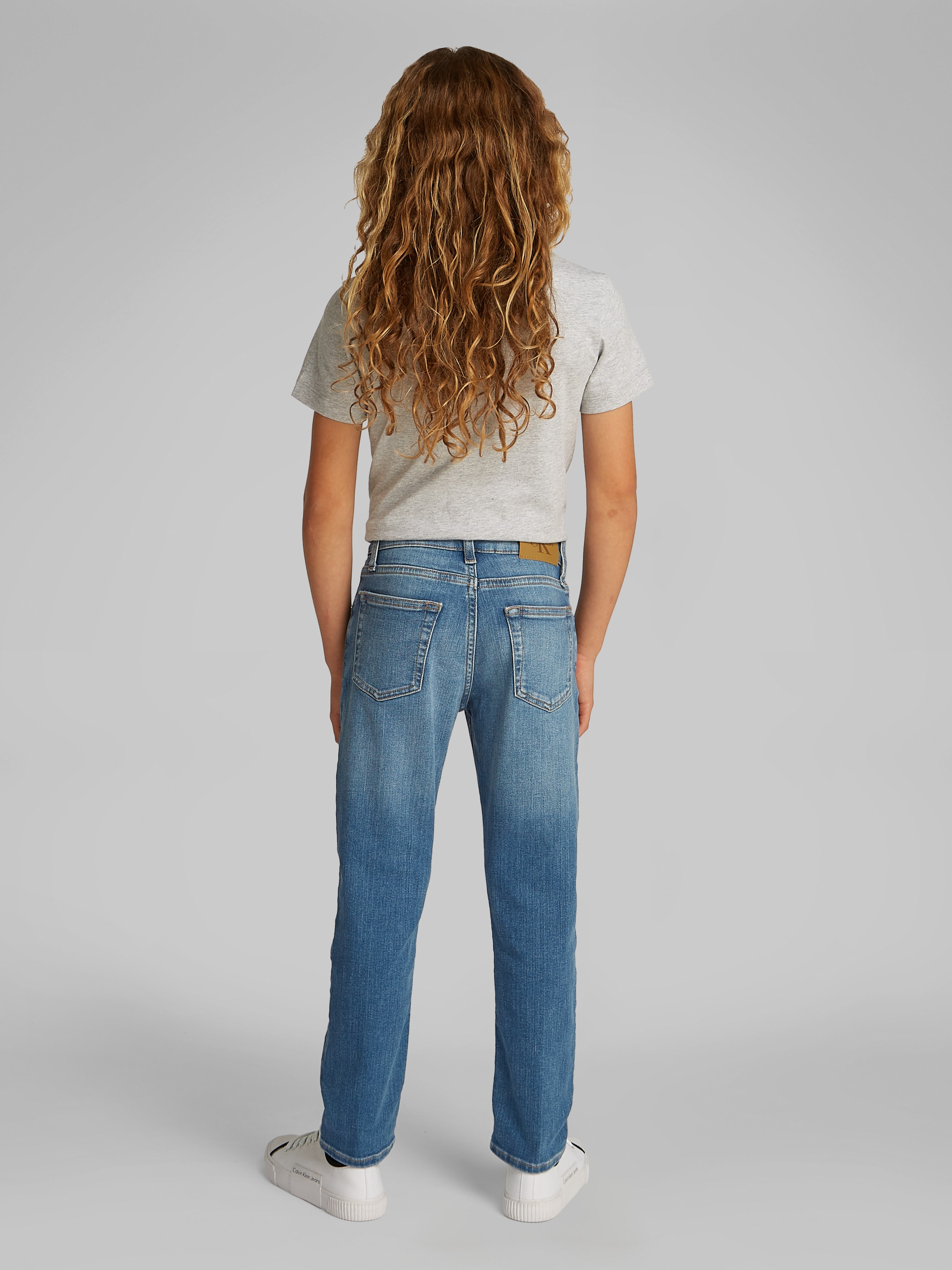 Calvin Klein Jeans Straight-Jeans »ESS. WASHED BLUE DAD«, für Kinder bis 16 Jahre mit Lederpatch