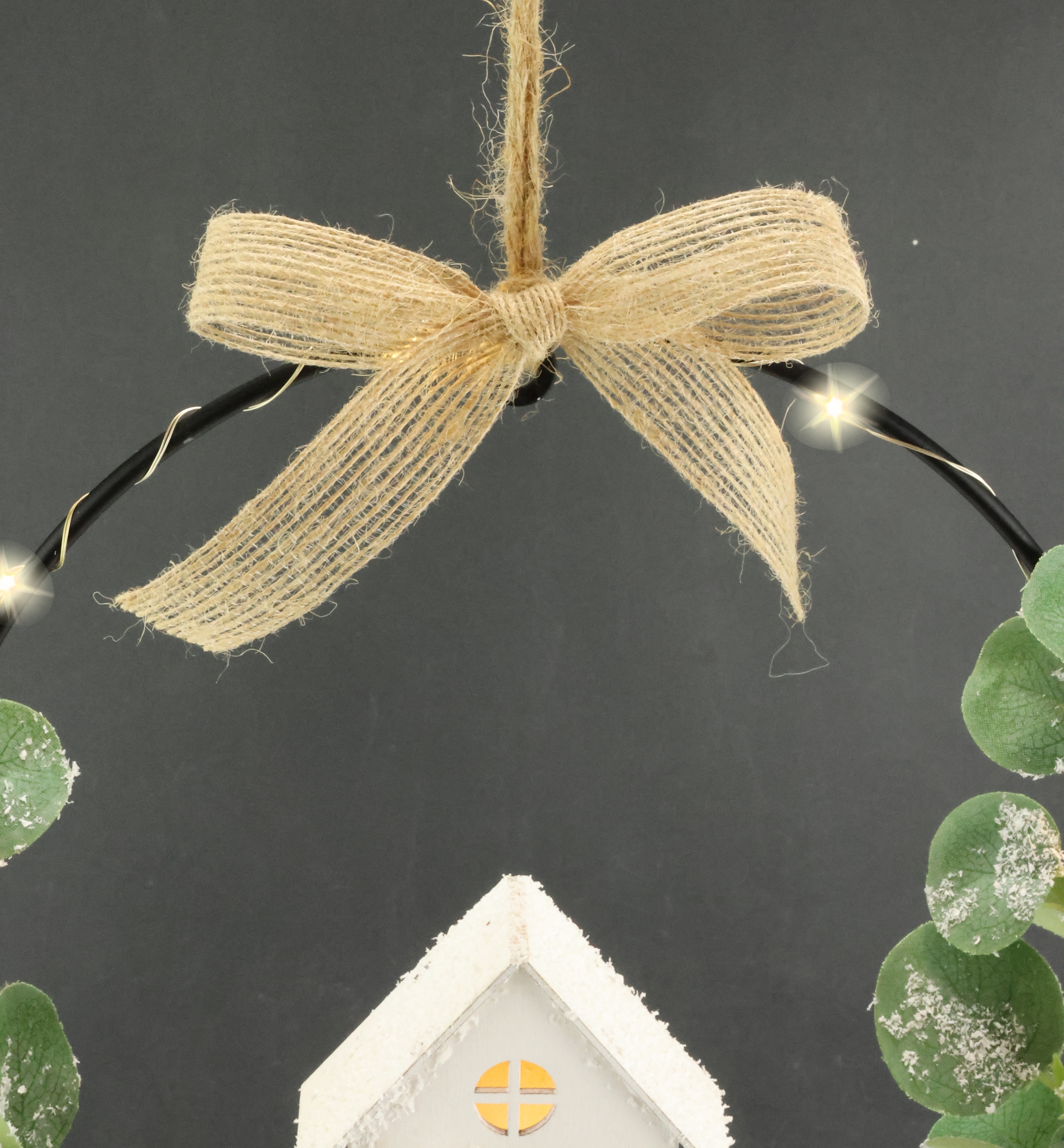 I.GE.A. Kunstkranz »LED-Kranz Eukalyptus aus Metall«, Mit Lichterkette Eukalyptus Haus Schleife