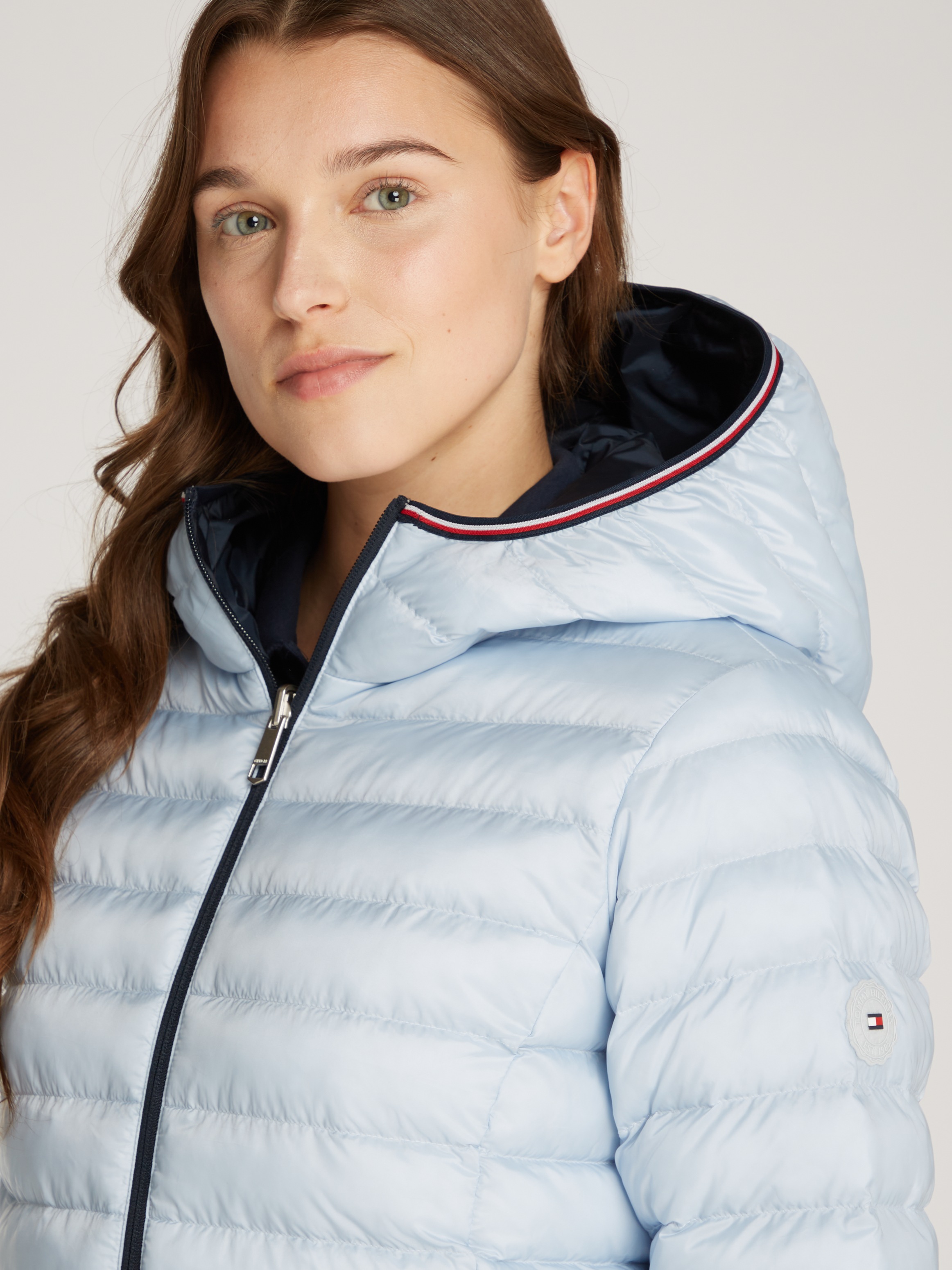 Thumbnail - Tommy Hilfiger Steppjacke "REVERSIBLE LW PADDED JACKET" mit Kapuze mit reversible Tragemöglichkeit, leichte Wattierung, ...