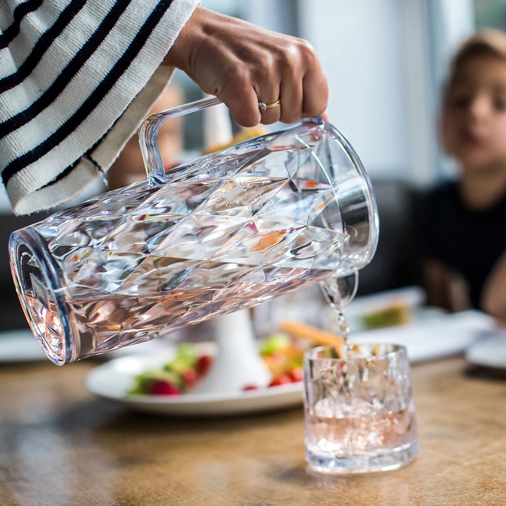 KOZIOL Kanne »CRYSTAL, Fassungsvermögen 1,6 l« 1,6 l 1 Stk. tlg. spülmaschinengeeignet