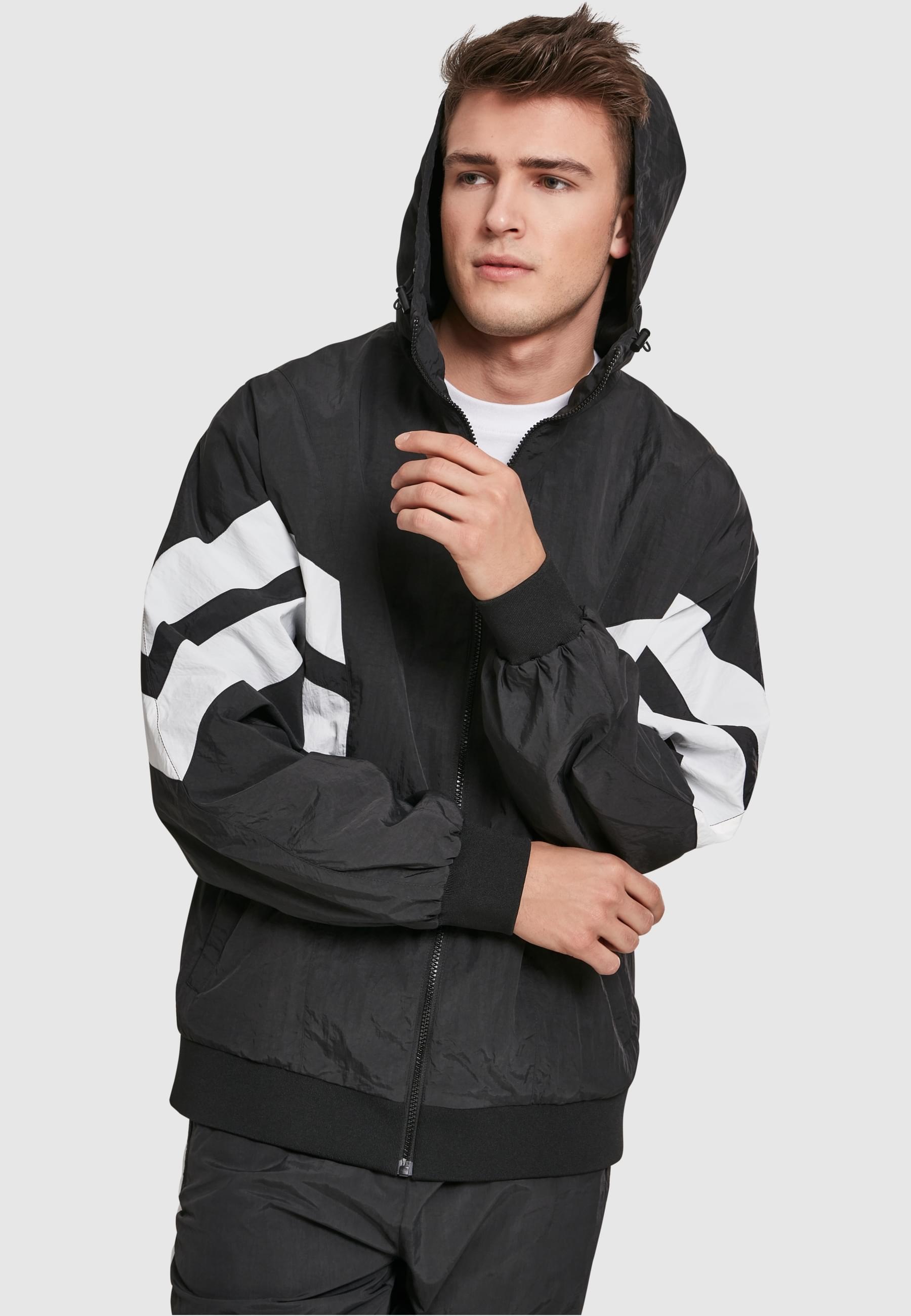 URBAN CLASSICS Allwetterjacke »Urban Classics Herren Crinkle Panel Track Jacket«, (1 St.), mit Kapuze