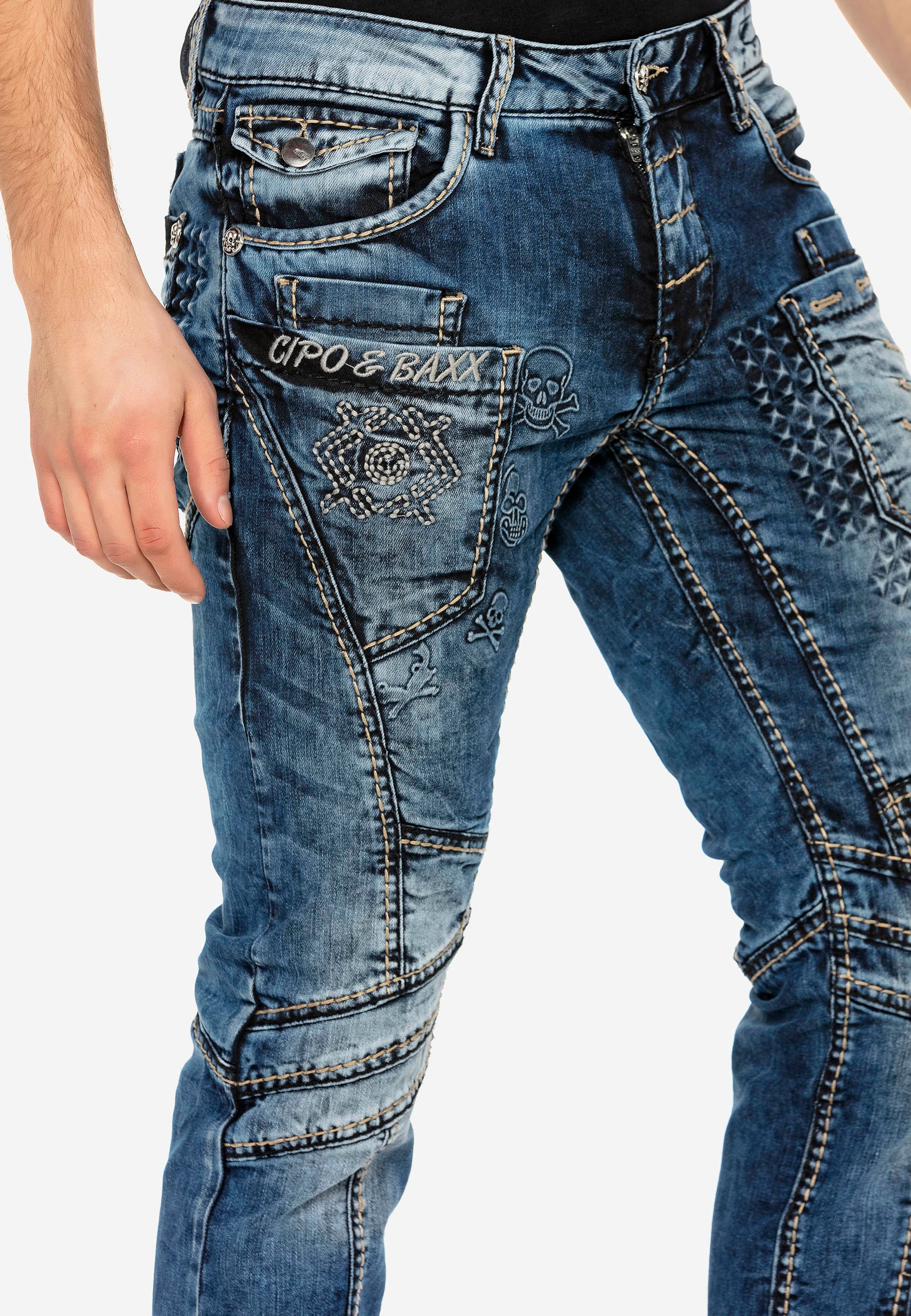 Cipo & Baxx Bequeme Jeans, mit trendigen Ziernähten in Straight-Fit