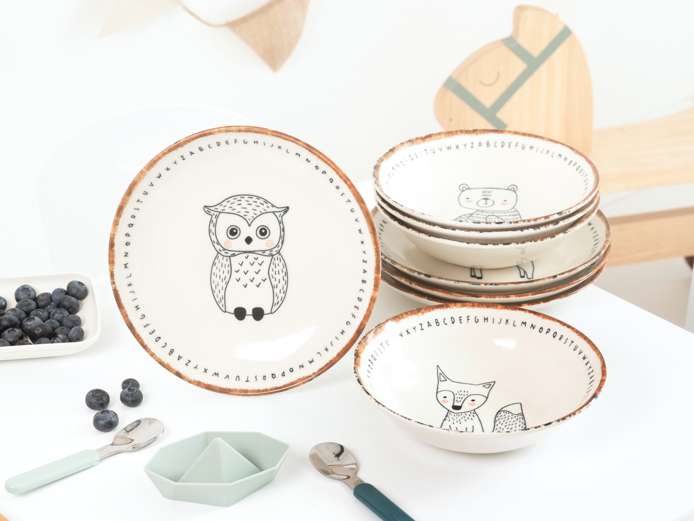 CreaTable Teller-Set »Freunde des Waldes Bunt, Teller Set 8-tlg.« Tiermotive, skandinavischer Stil, unregelmäßiger brauner Rand