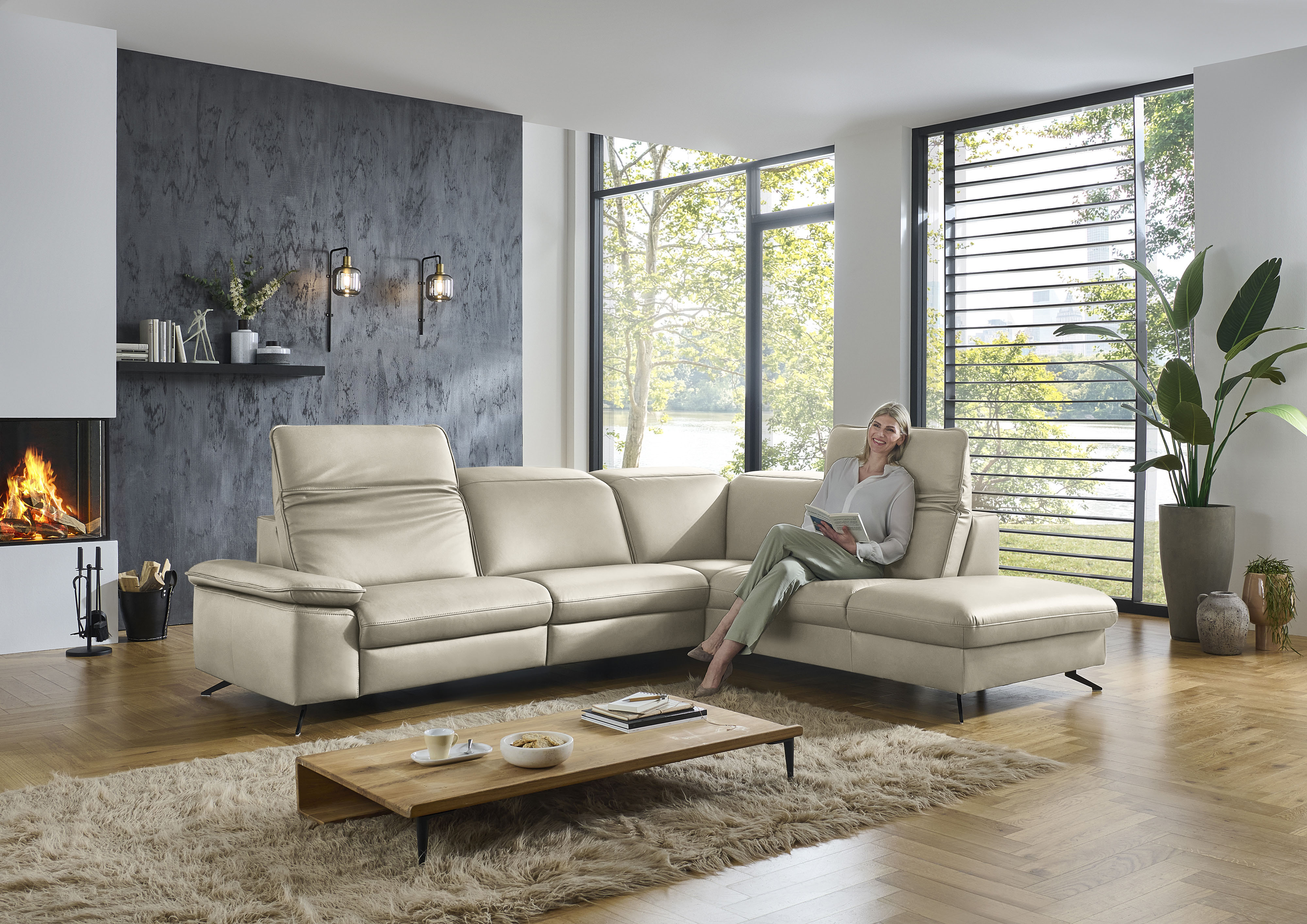 Die PlanBar Ecksofa "PN-EM20091, L-Form, Breite 297 cm" inkl. Kopfteilverstellung, optional elektr. Relaxfunktion u. Stauraum