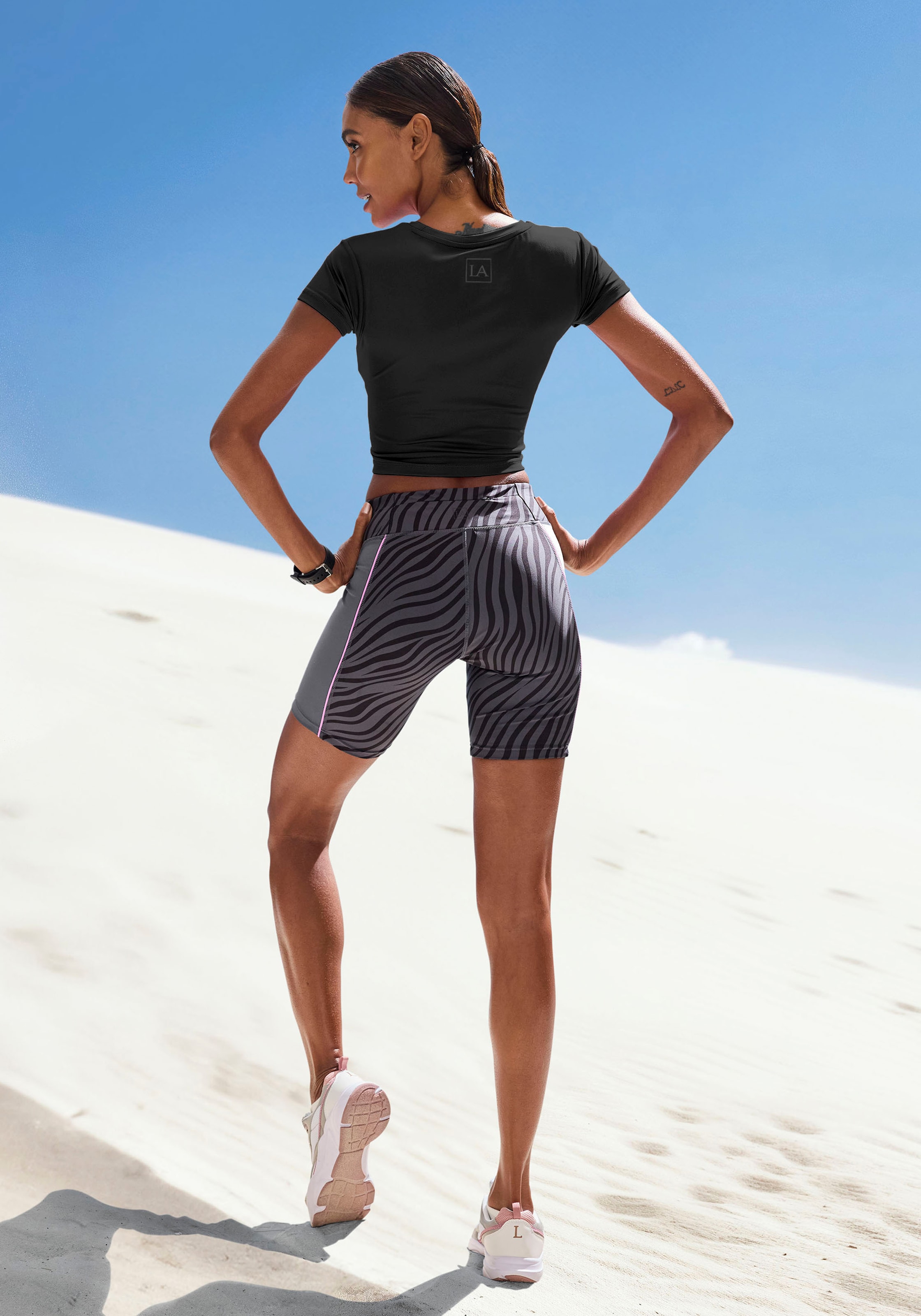 LASCANA ACTIVE Shorts »- Sportshorts, Kurze Hose«, mit dezentem Zebramuster