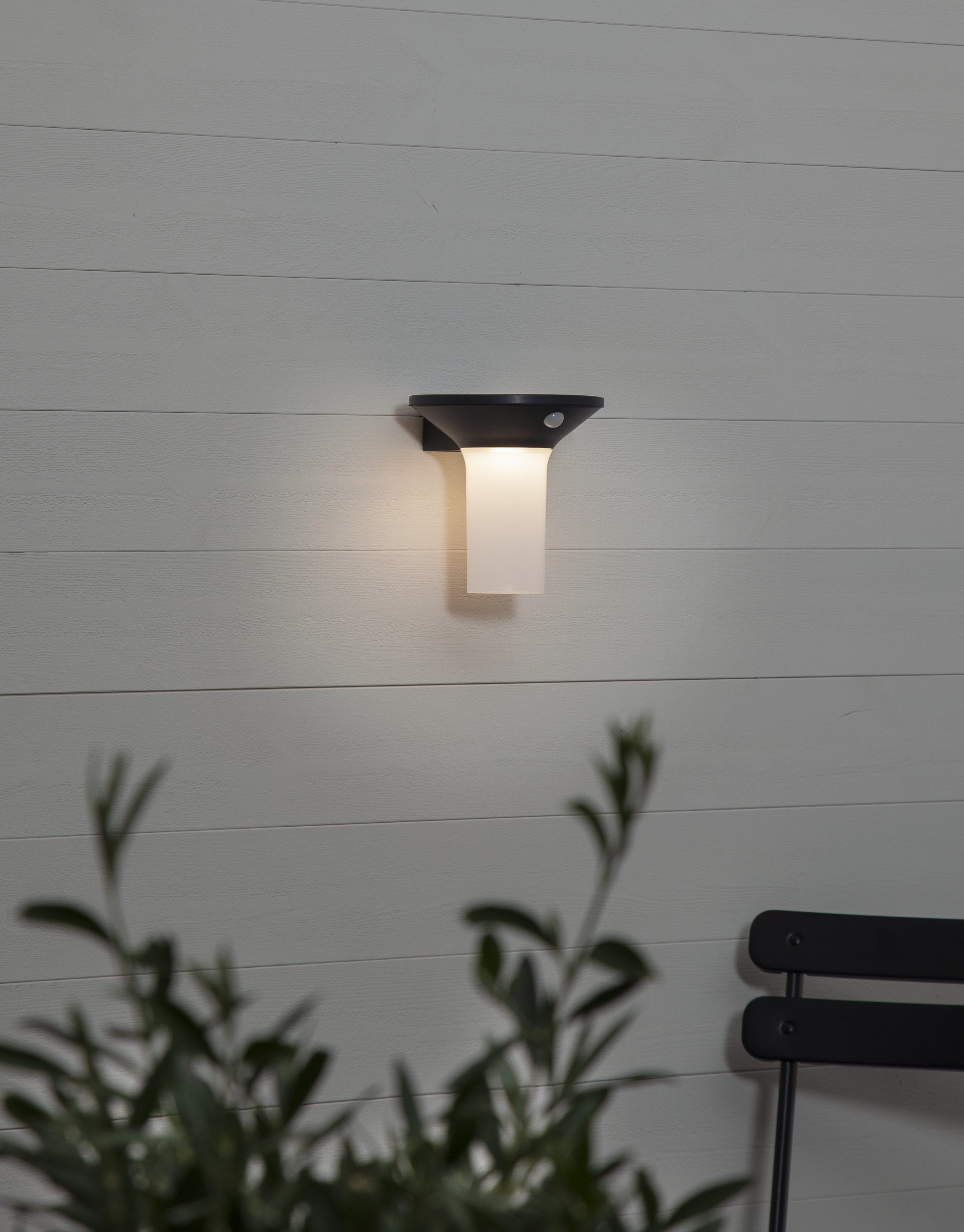 Parforce Traditional Hunting LED Solarleuchte »Solar-Wandleuchte Valta« LED-Board 1 Stk. Warmweiß Bewegungs- und Dämmerungssensor, bis zu 400 lm für 30Sek, stetig 15 lm