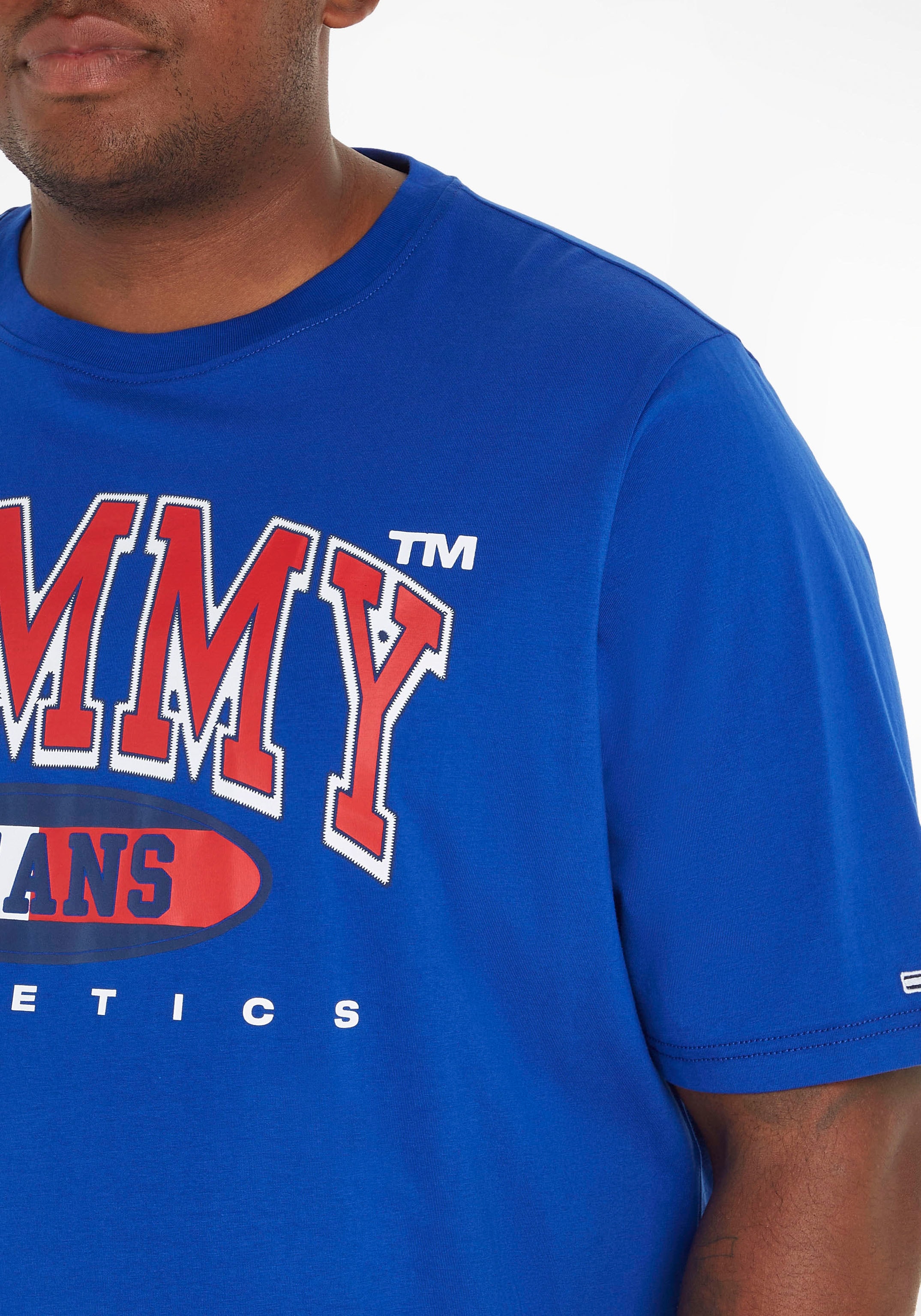 Tommy Jeans Plus T-Shirt »TJM ▷ Print der kaufen ESSENTIAL Brust mit BAUR PLUS TEE«, GRAPHIC | auf