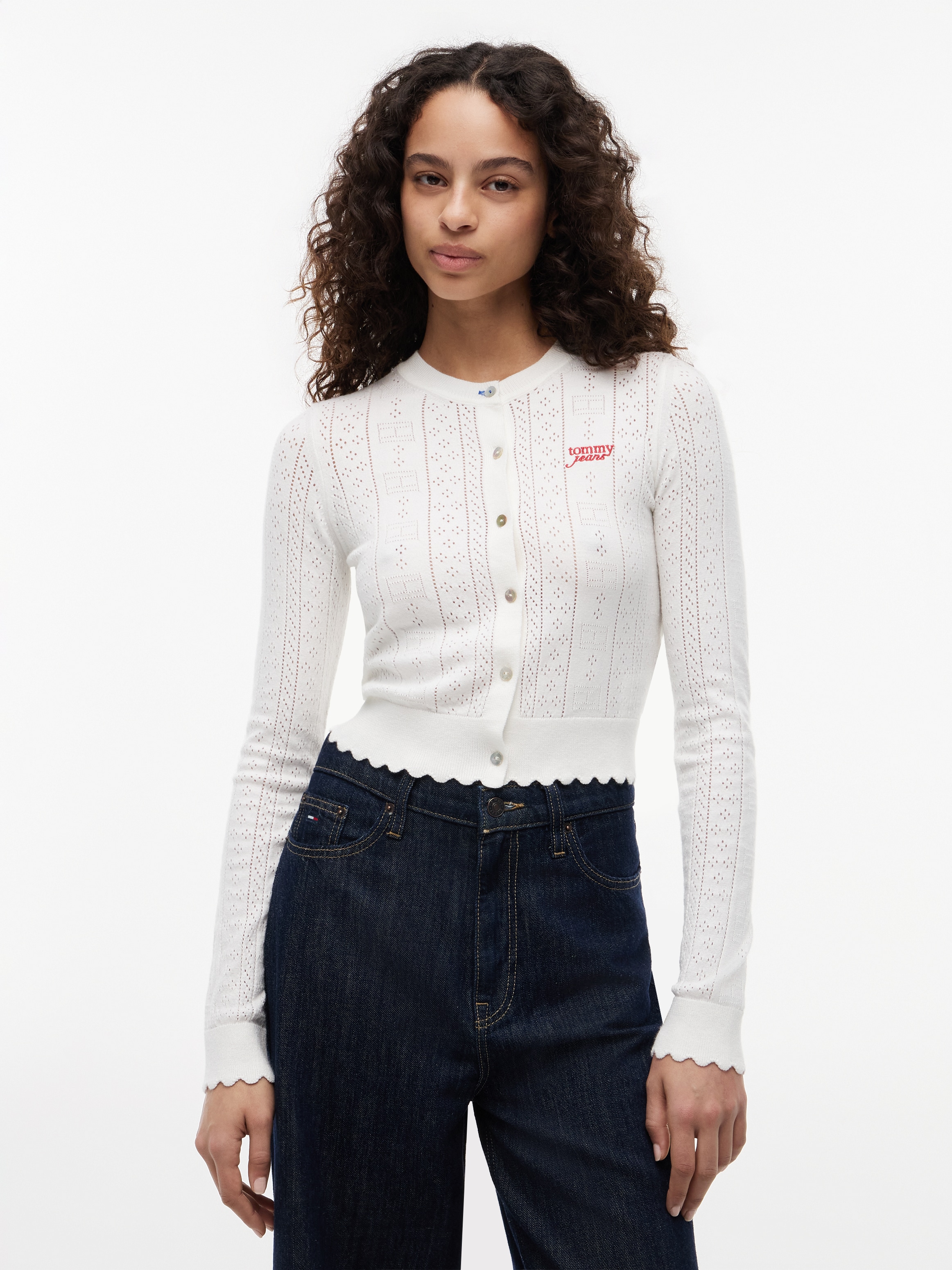 Tommy Jeans Strickjacke "TJW POINTELLE CARDIGAN" Viskosemischung, Pointelle Strick, gewellter Saum, Logo Stickerei