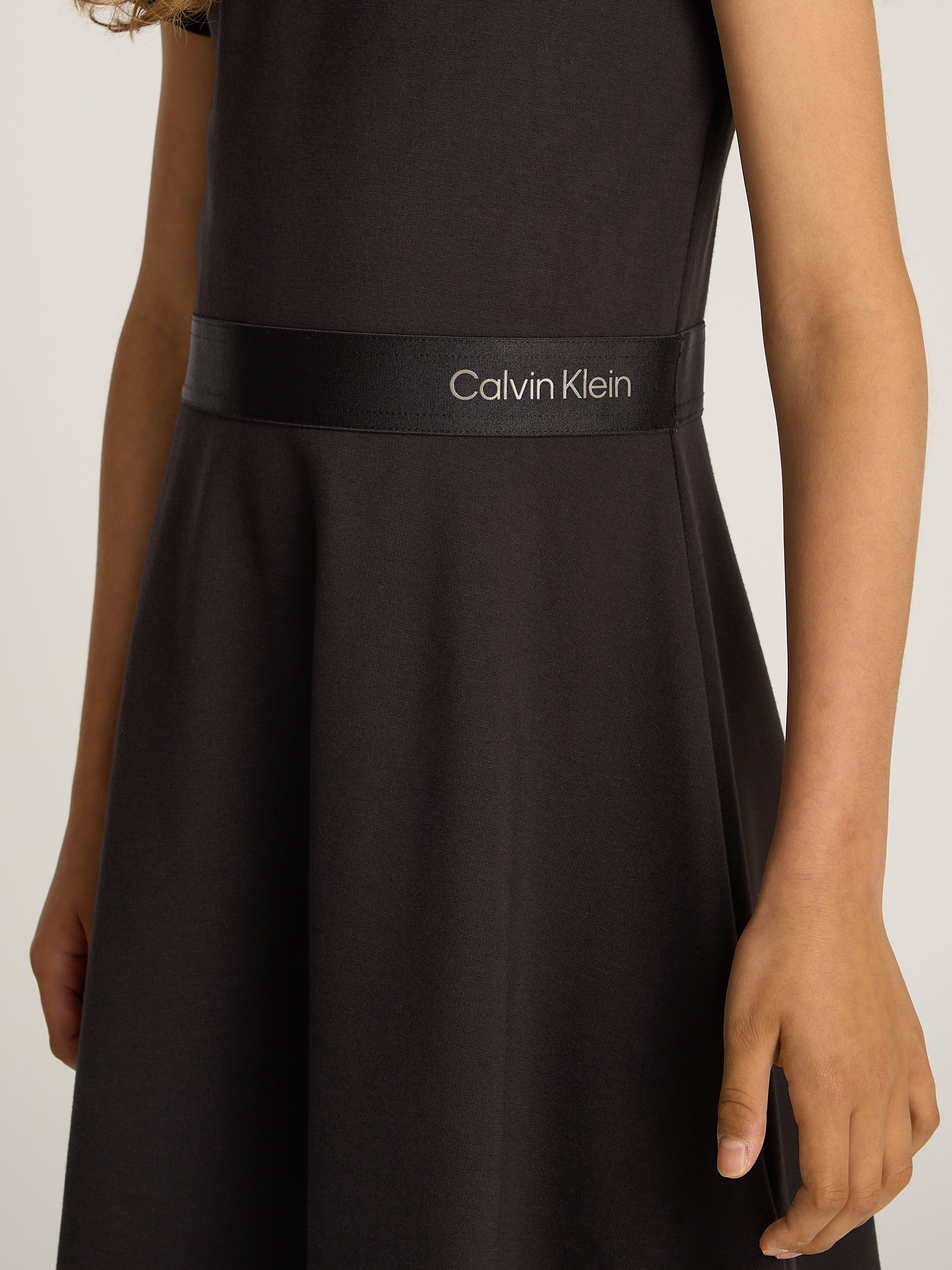 Calvin Klein Jeans A-Linien-Kleid »LOGO TAPE SS PUNTO DRESS«, für Kinder bis 16 Jahre mit Logoschriftzug