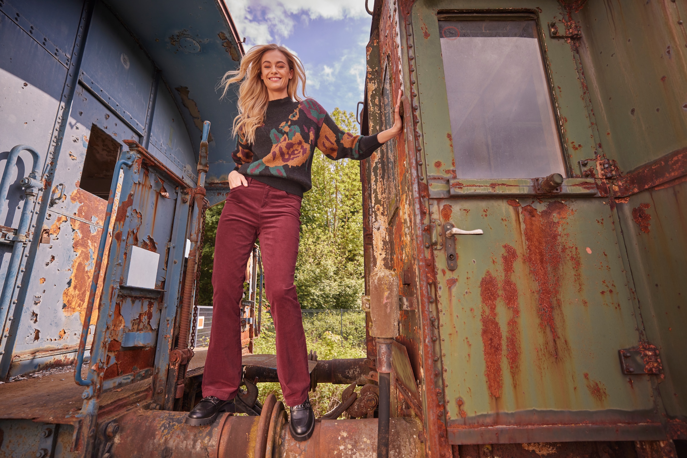 Aniston CASUAL Cordhose, in trendiger Bootcut-Form