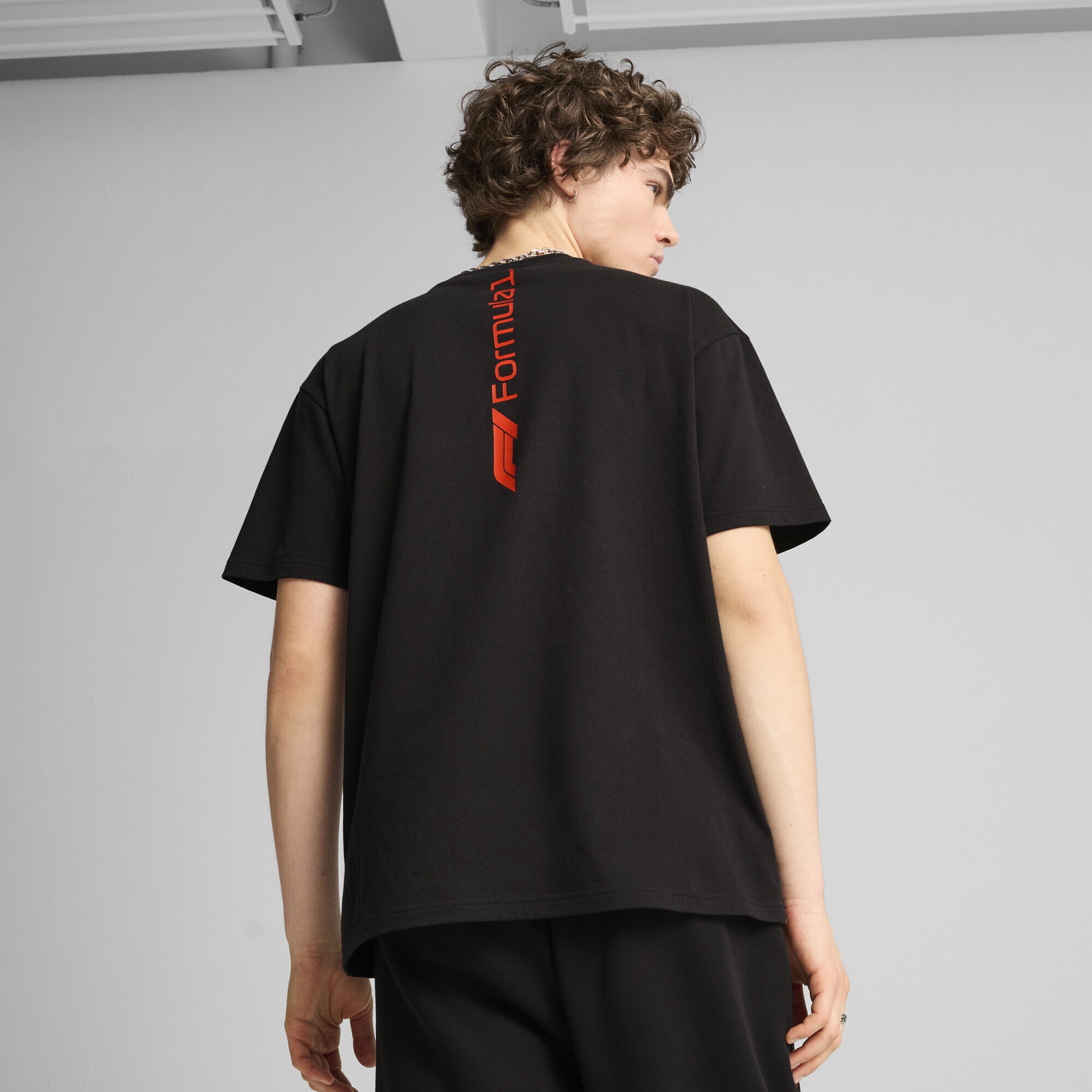 PUMA T-Shirt »F1® ESS+ Relaxed Graphic T-Shirt Herren«