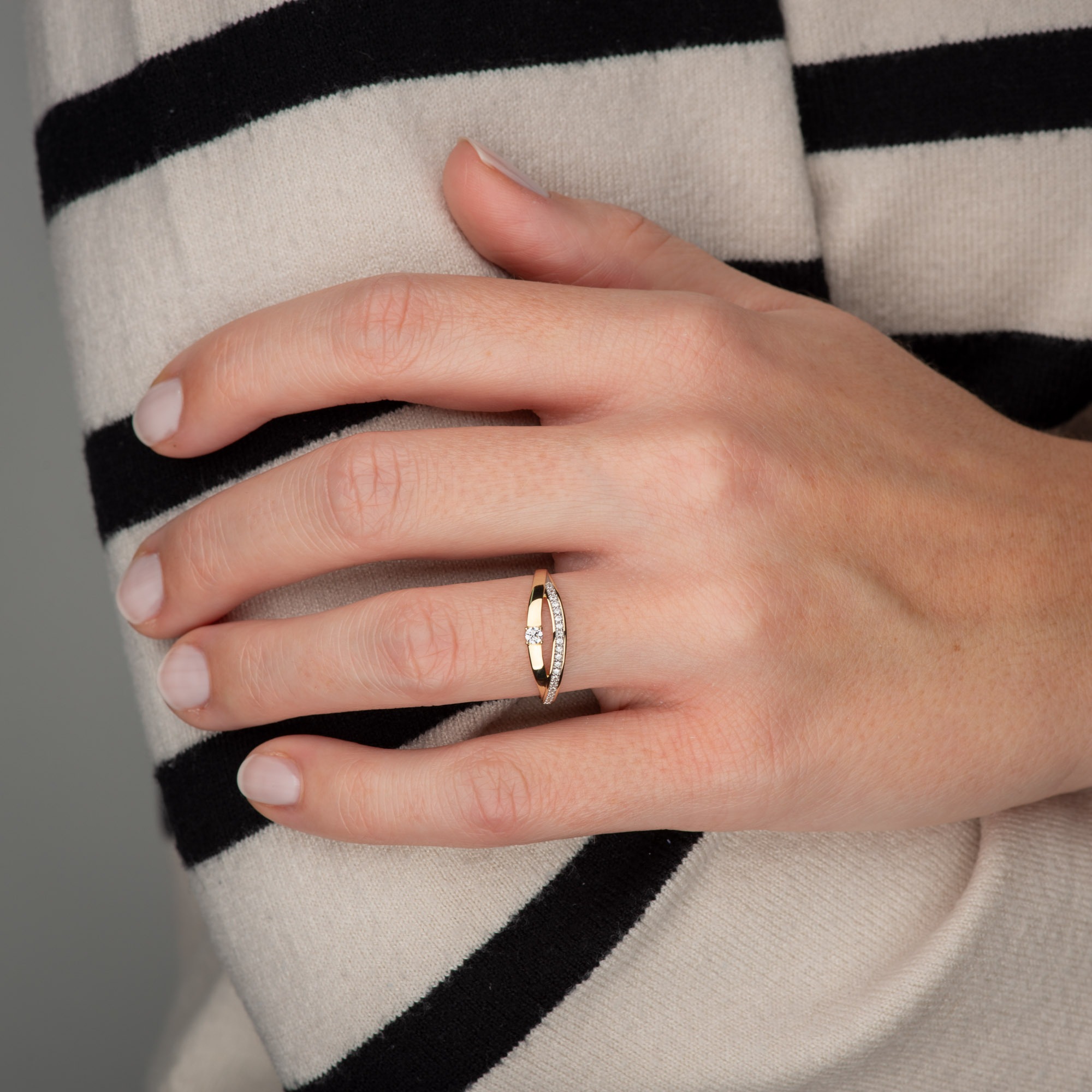 Orolino Fingerring »333/- Gelbgold glanz synth. Zirkonia«