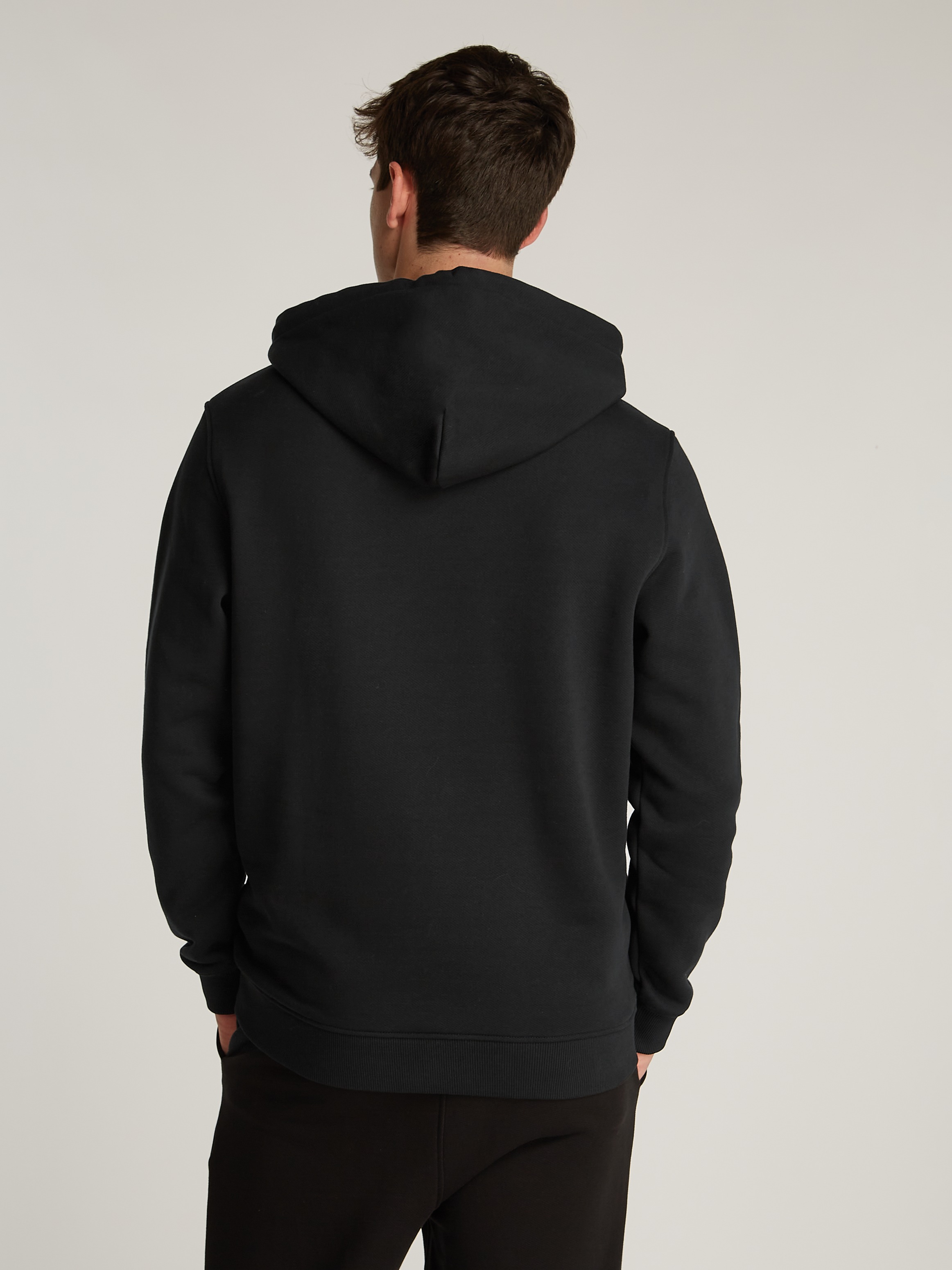 Tommy Jeans Hoodie »TJM REG BADGE HOODIE EXT«, Mit Rundhalsausschnitt