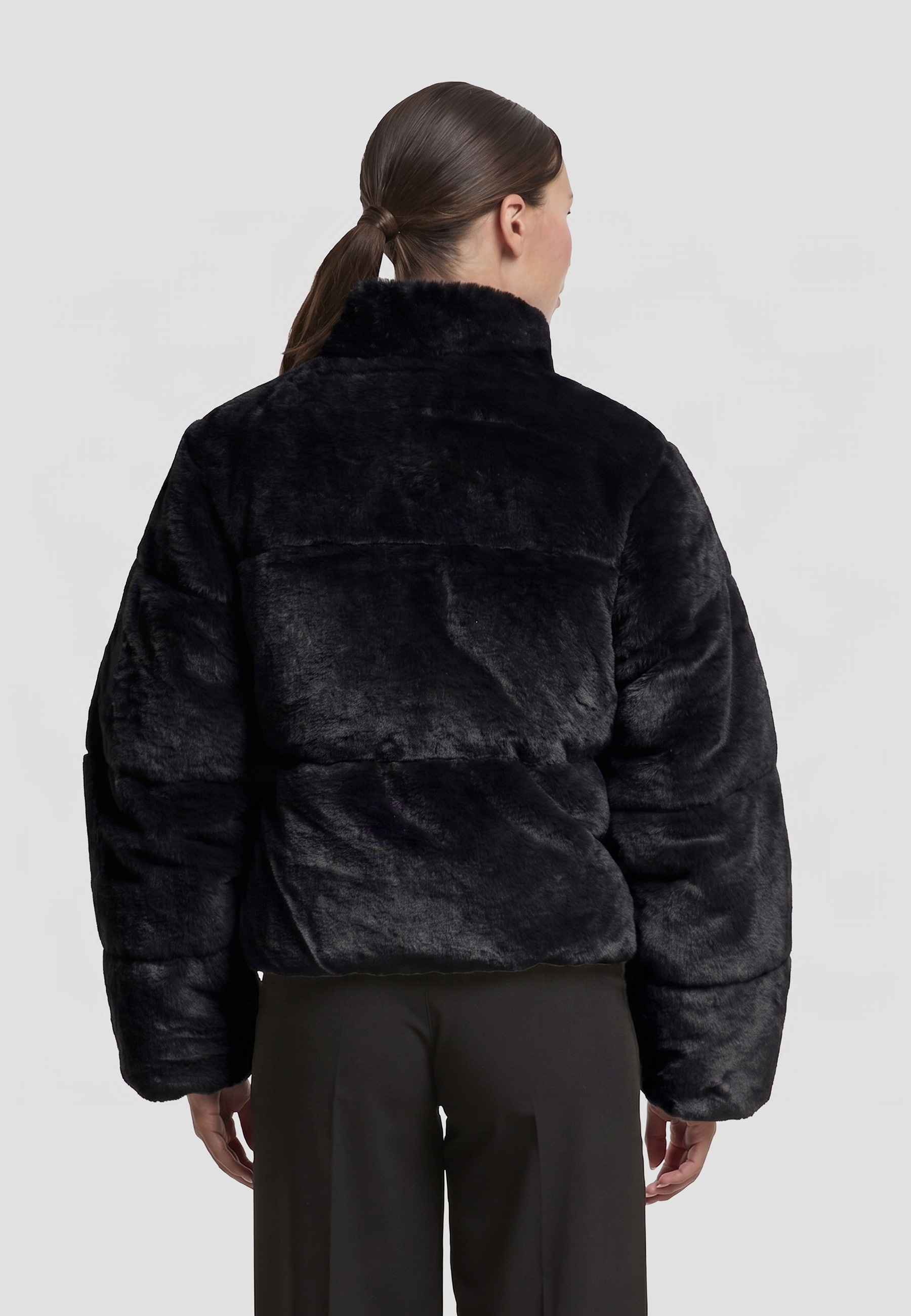 URBAN CLASSICS Winterjacke »Urban Classics Ladies Short Faux Fur Puffer Jacket« 1 Stk. tlg. ohne Kapuze