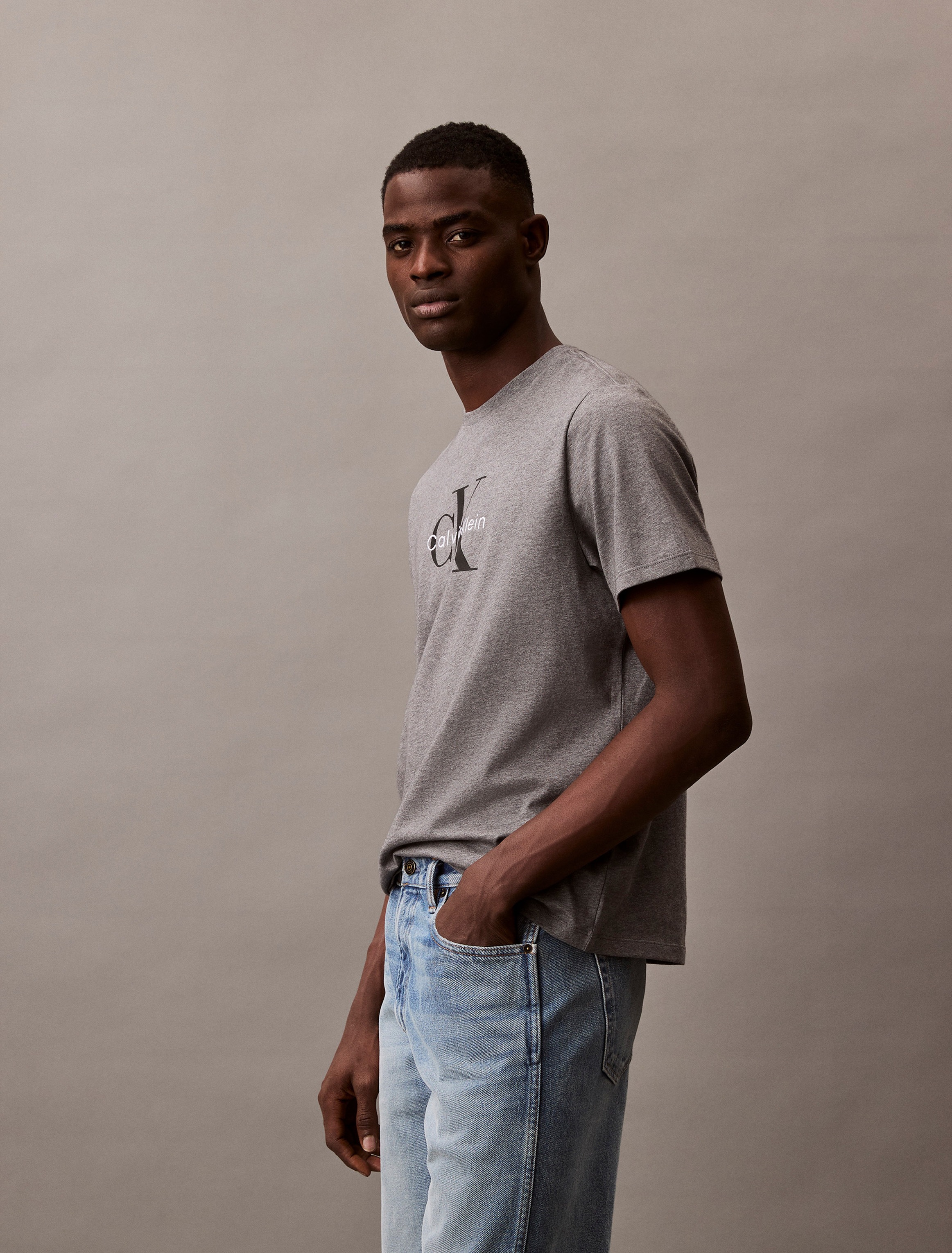 Calvin Klein Jeans T-Shirt »SS Hero Monologo Tee 20s«, Mit Rundhalsausschnitt, regular fit