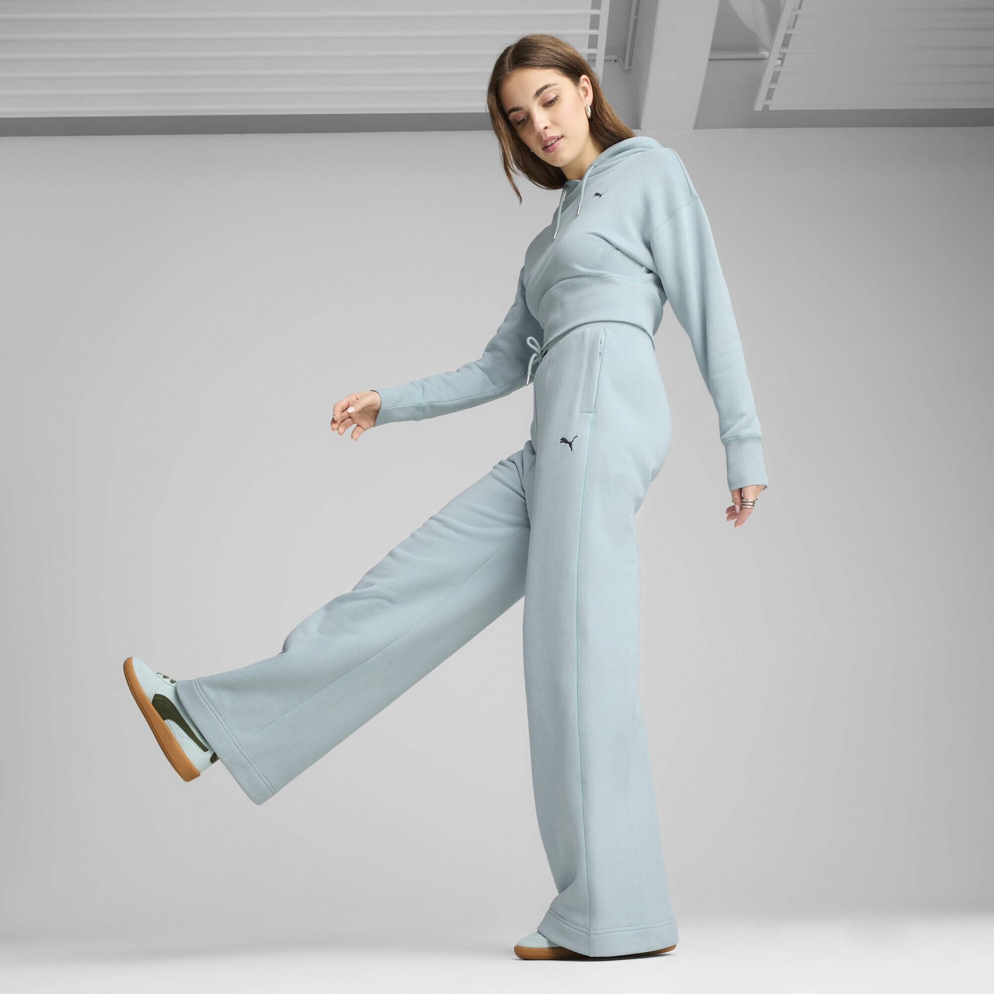 PUMA Sporthose »CLASSICS Relaxed Fit Jogginghose Damen«