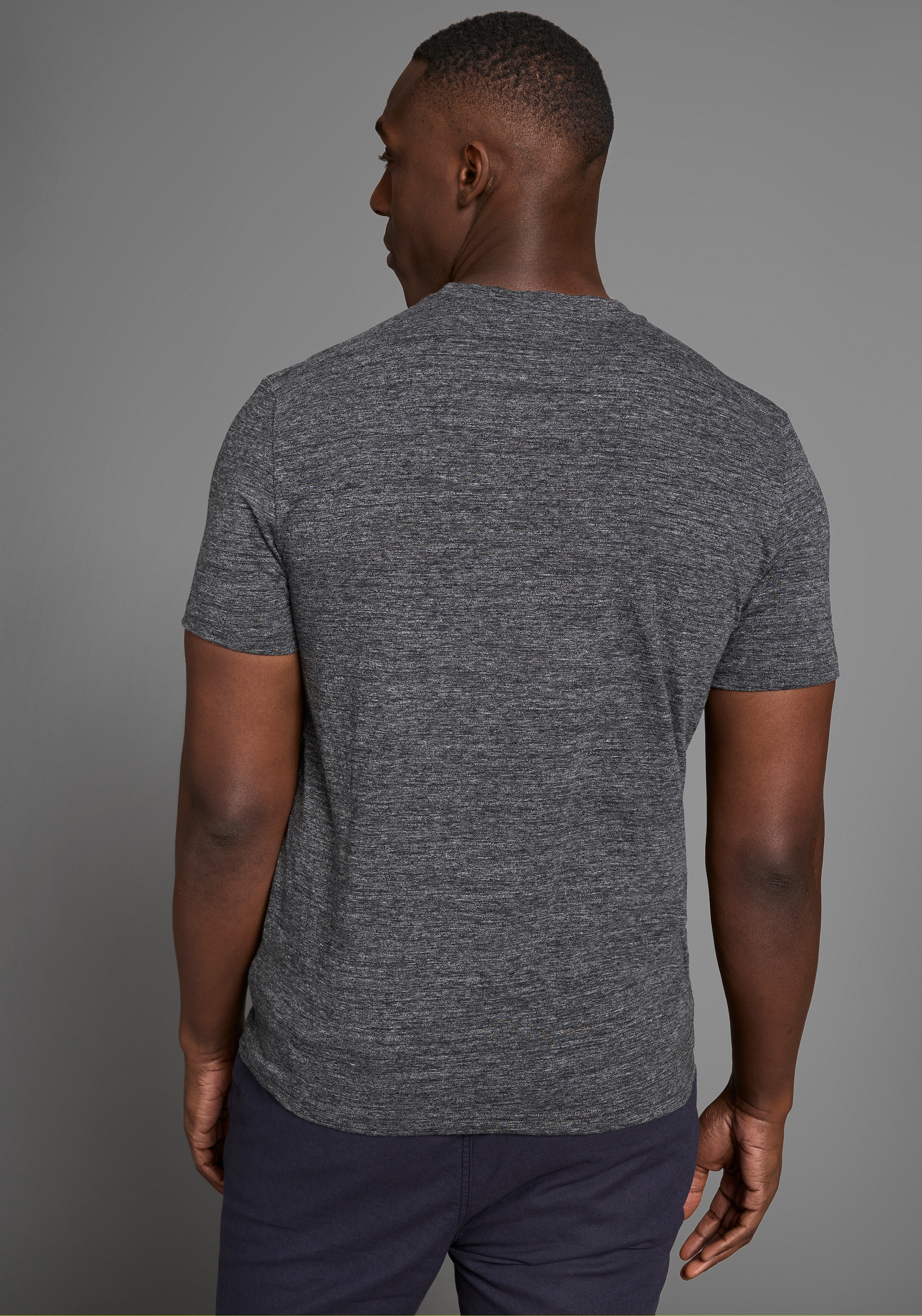 DELMAO T-Shirt, (Packung, 2-er Pack), in hochwertiger Melange-Optik mit dezenter Logo-Stickerei